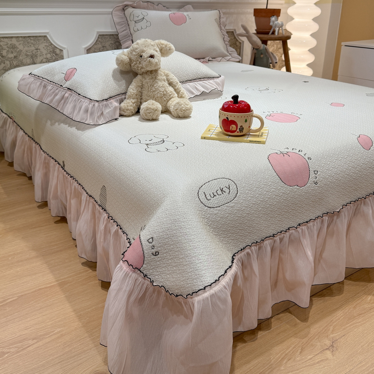 雅居纺家纺 2026新款PE凉感卡通床裙床盖凉席韩版花边加厚三明治底PE凉感席 夏日苹果狗