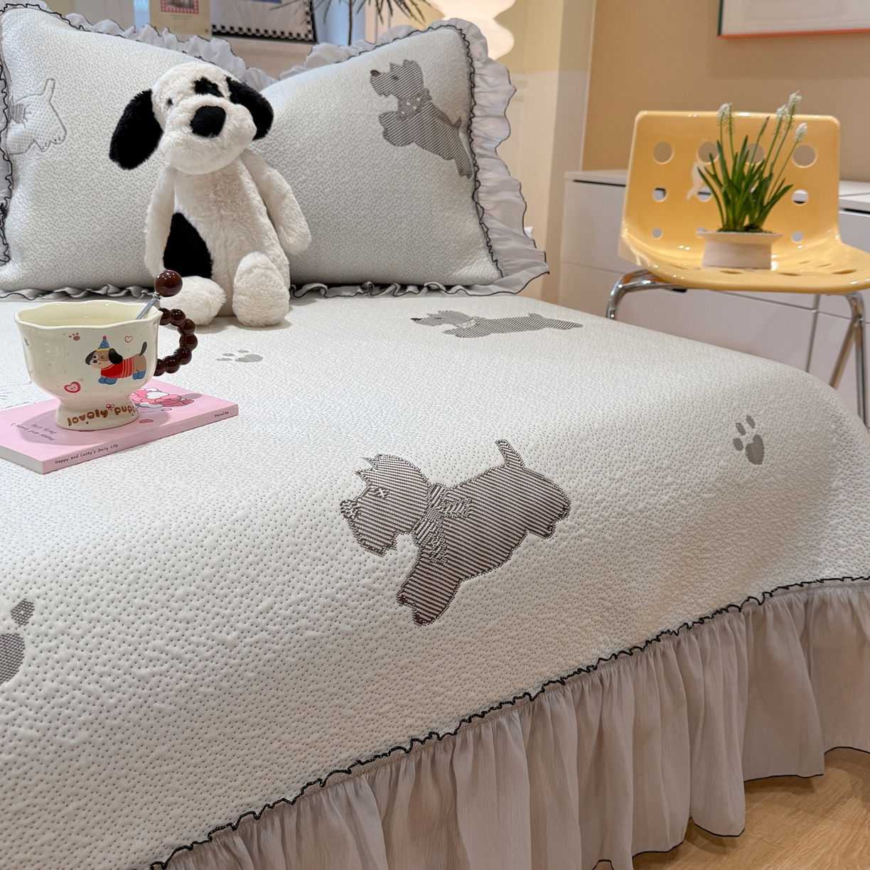 91家纺网 家纺一手货源 找家纺 雅居纺家纺 2026新款PE凉感卡通床裙床盖凉席韩版花边加厚三明治底PE凉感席 汪星人