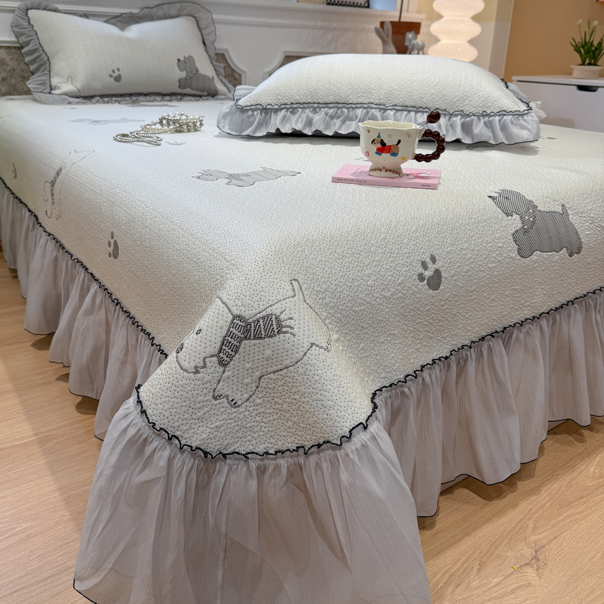 91家纺网 家纺一手货源 找家纺 雅居纺家纺 2026新款PE凉感卡通床裙床盖凉席韩版花边加厚三明治底PE凉感席 汪星人