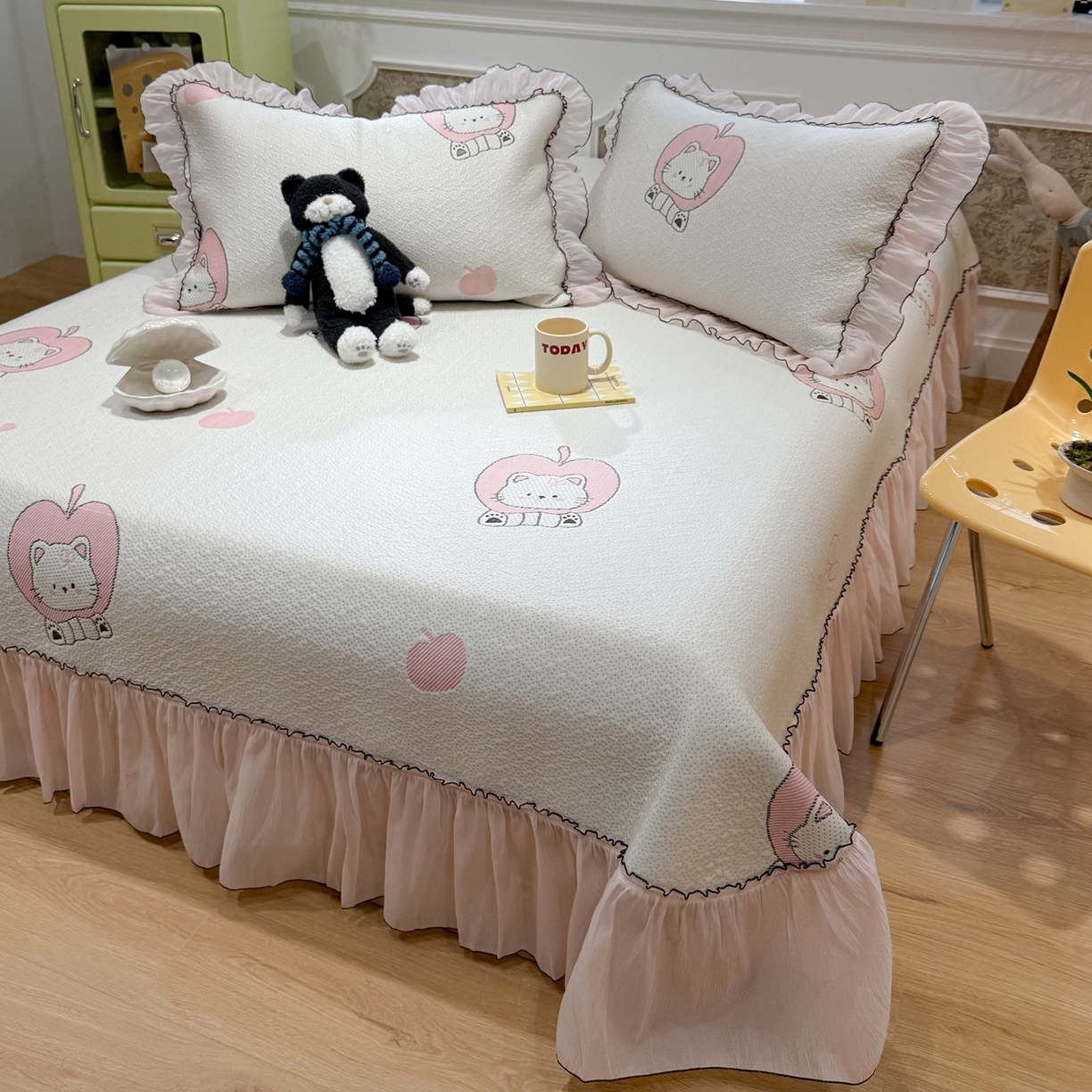 91家纺网 家纺一手货源 找家纺 雅居纺家纺 2026新款PE凉感卡通床裙床盖凉席韩版花边加厚三明治底PE凉感席 萌萌苹安果