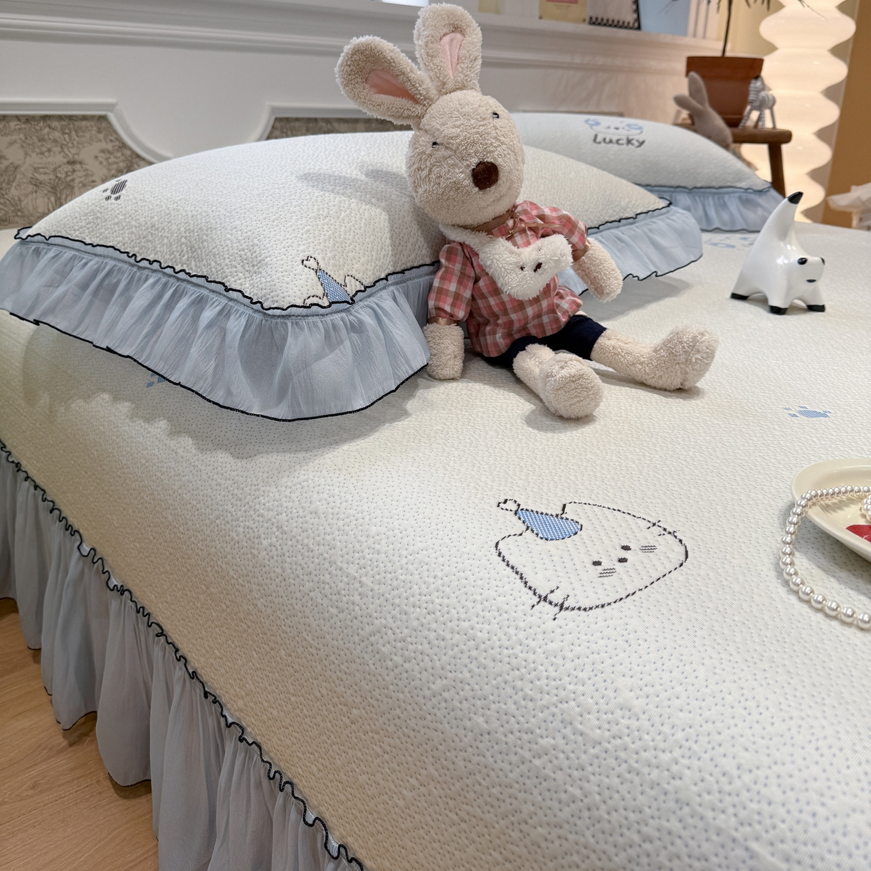 91家纺网 家纺一手货源 找家纺 雅居纺家纺 2026新款PE凉感卡通床裙床盖凉席韩版花边加厚三明治底PE凉感席 幸运酷熊