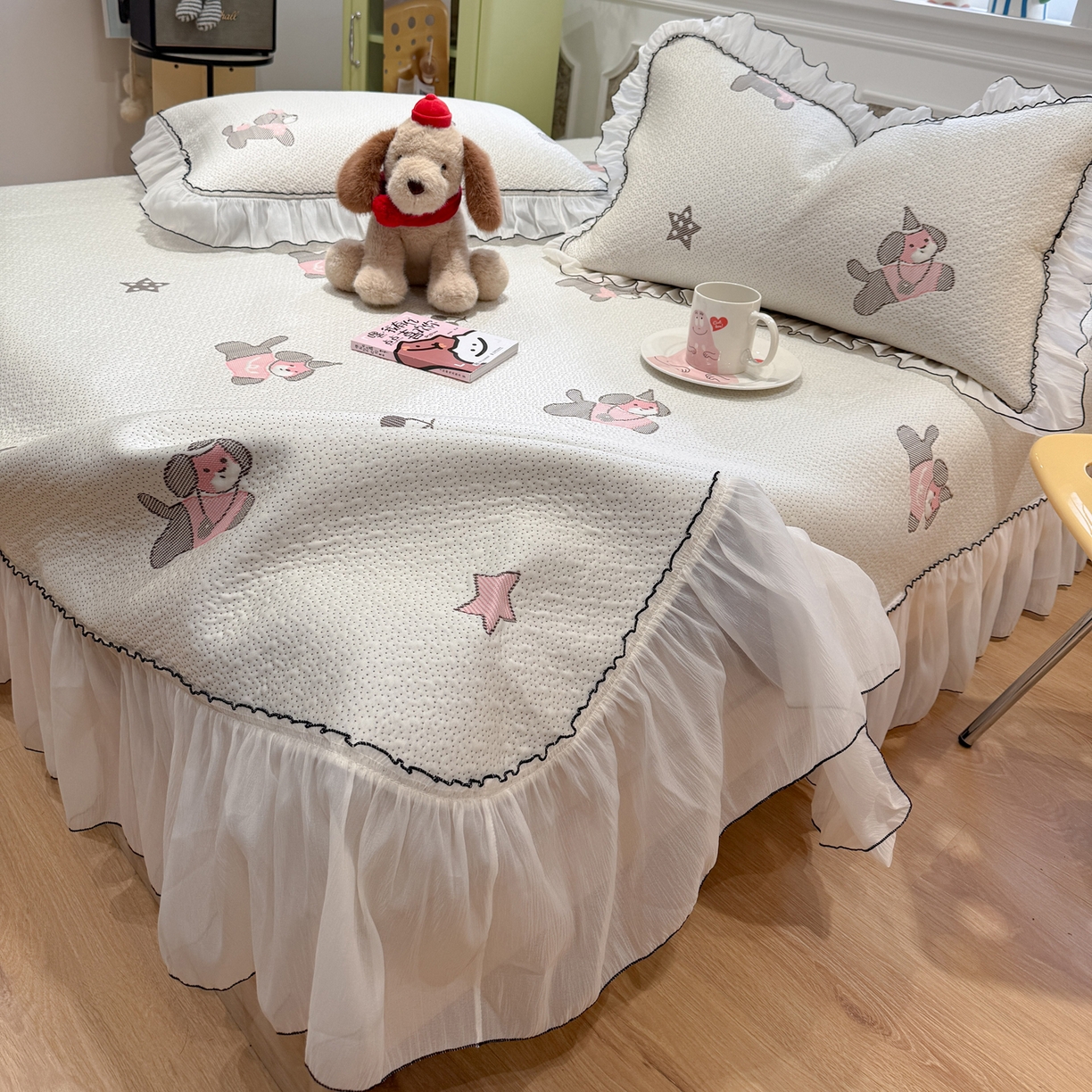 91家纺网 家纺一手货源 找家纺 雅居纺家纺 2026新款PE凉感卡通床裙床盖凉席韩版花边加厚三明治底PE凉感席 粉色星星腊肠狗