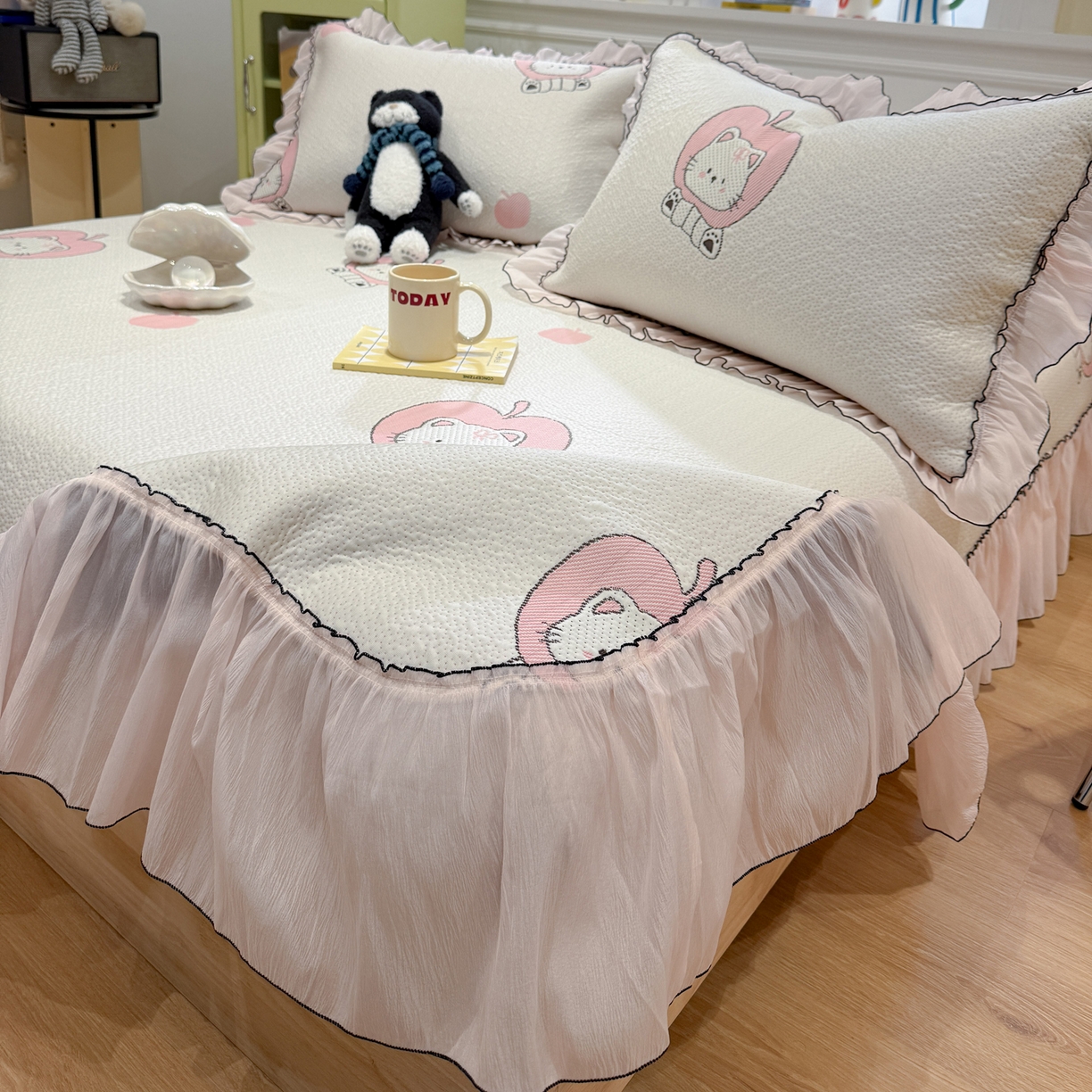 91家纺网 家纺一手货源 找家纺 雅居纺家纺 2026新款PE凉感卡通床裙床盖凉席韩版花边加厚三明治底PE凉感席 萌萌苹安果