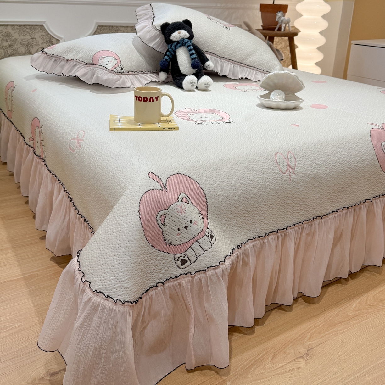 雅居纺家纺 2026新款PE凉感卡通床裙床盖凉席韩版花边加厚三明治底PE凉感席 萌萌苹安果