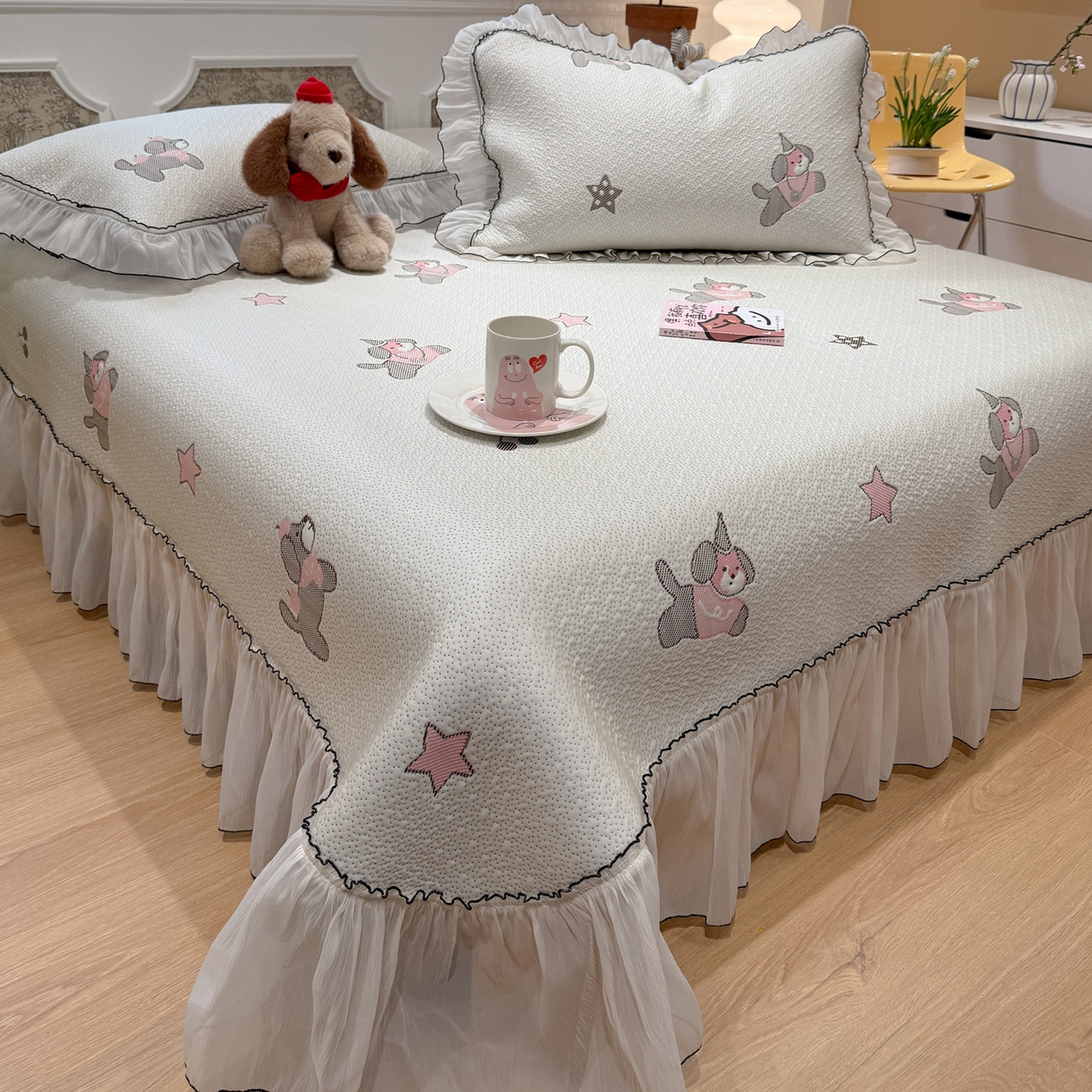 91家纺网 家纺一手货源 找家纺 雅居纺家纺 2026新款PE凉感卡通床裙床盖凉席韩版花边加厚三明治底PE凉感席 粉色星星腊肠狗