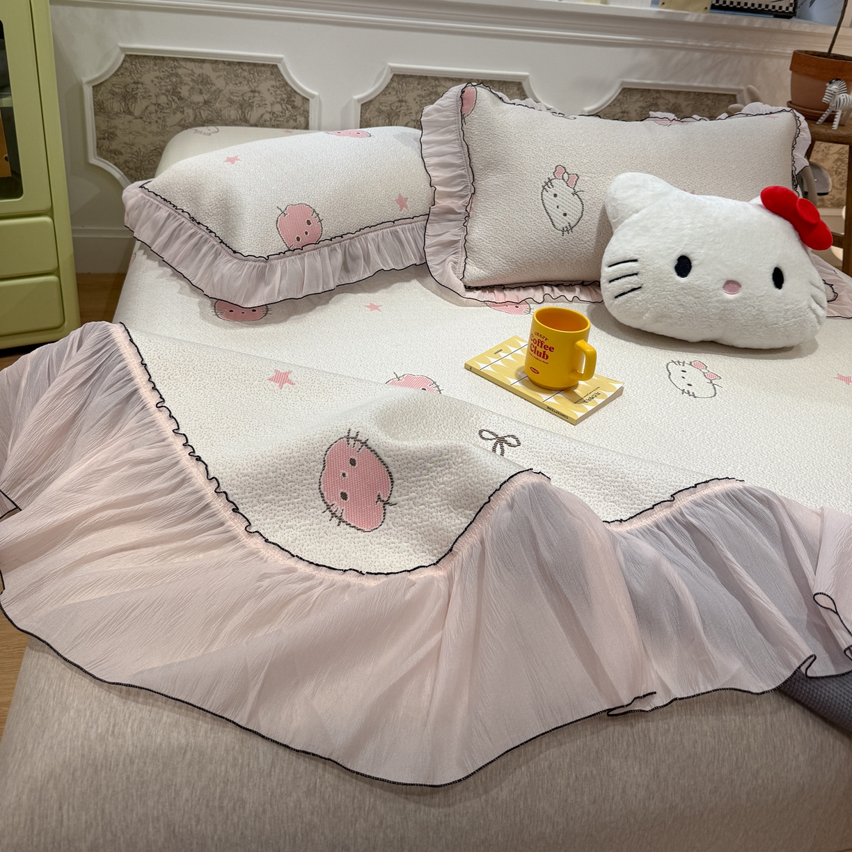 91家纺网 家纺一手货源 找家纺 雅居纺家纺 2026新款PE凉感卡通床裙床盖凉席韩版花边加厚三明治底PE凉感席 粉色猫咪家族