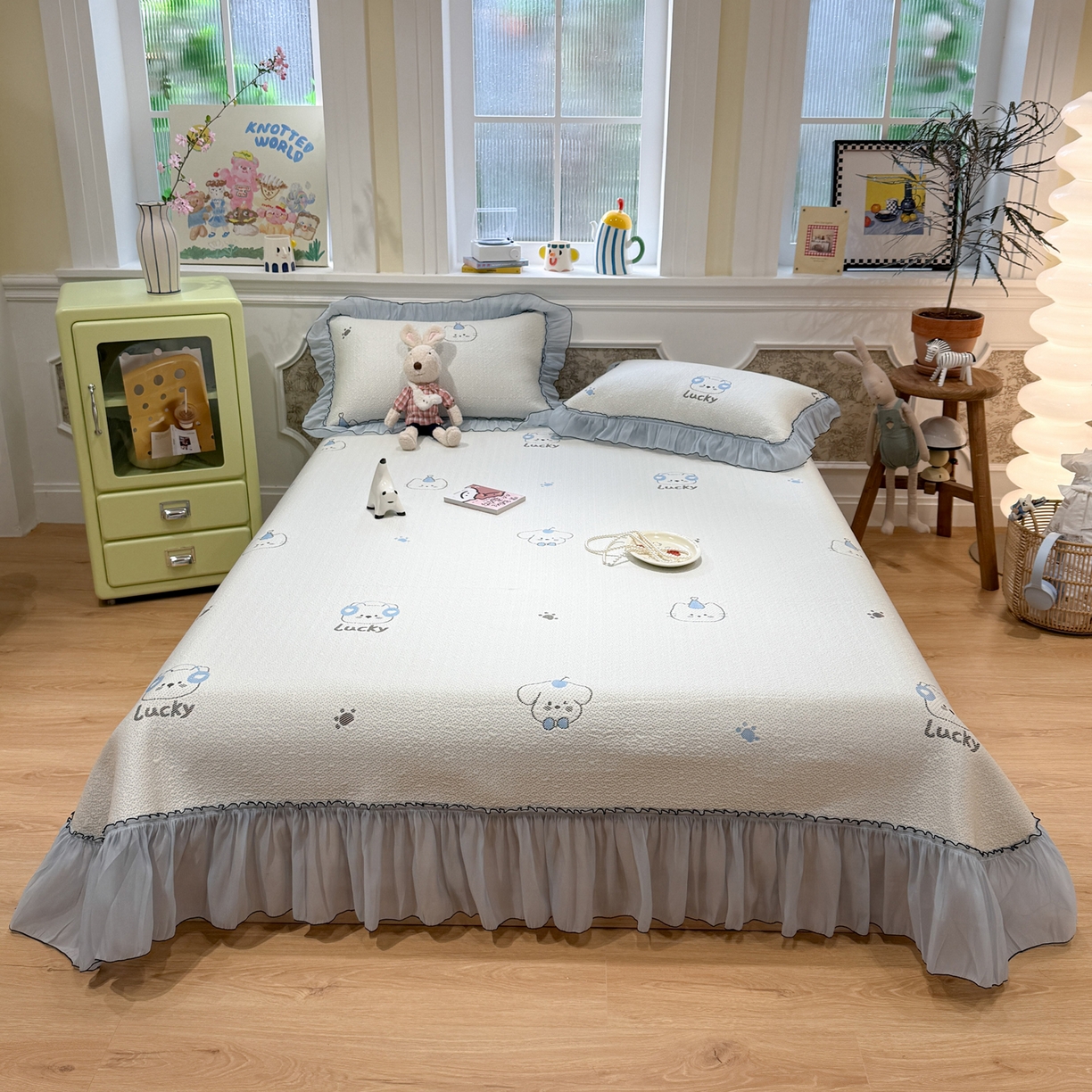 91家纺网 家纺一手货源 找家纺 雅居纺家纺 2026新款PE凉感卡通床裙床盖凉席韩版花边加厚三明治底PE凉感席 幸运酷熊