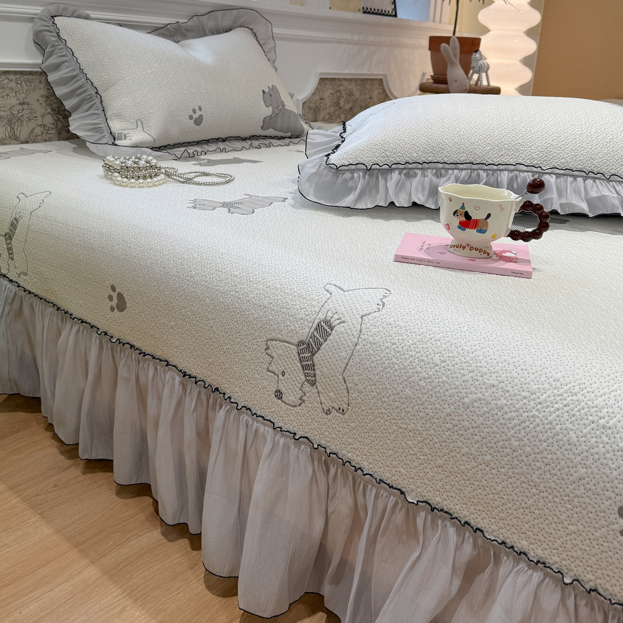 91家纺网 家纺一手货源 找家纺 雅居纺家纺 2026新款PE凉感卡通床裙床盖凉席韩版花边加厚三明治底PE凉感席 汪星人