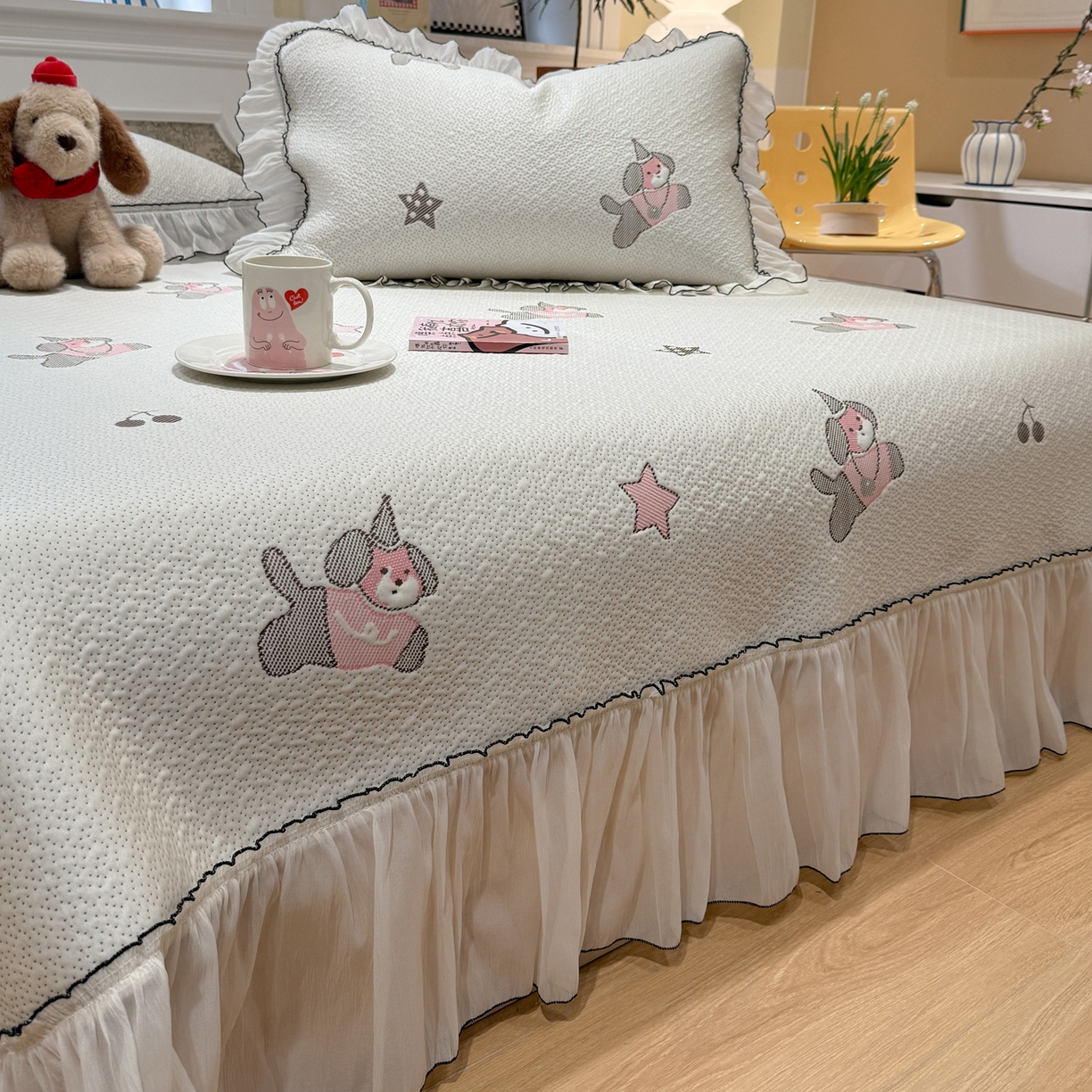91家纺网 家纺一手货源 找家纺 雅居纺家纺 2026新款PE凉感卡通床裙床盖凉席韩版花边加厚三明治底PE凉感席 粉色星星腊肠狗