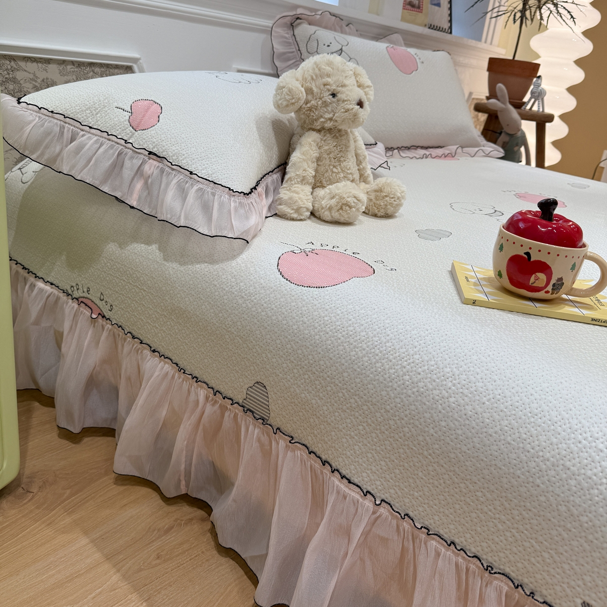 91家纺网 家纺一手货源 找家纺 雅居纺家纺 2026新款PE凉感卡通床裙床盖凉席韩版花边加厚三明治底PE凉感席 夏日苹果狗