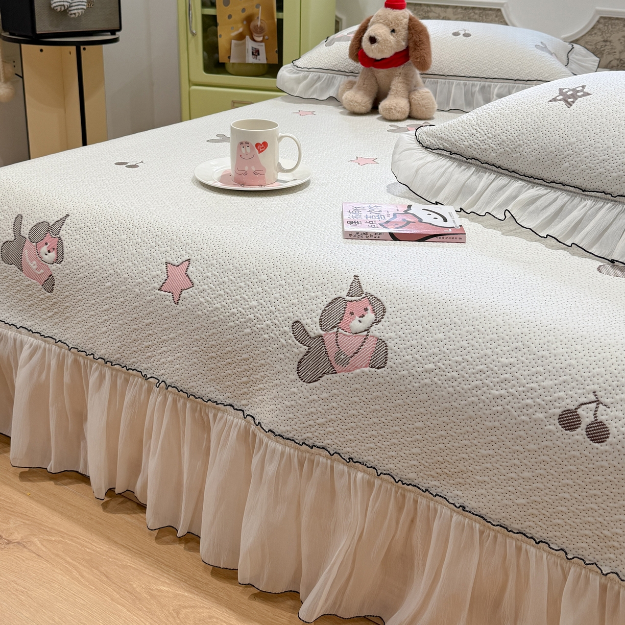 91家纺网 家纺一手货源 找家纺 雅居纺家纺 2026新款PE凉感卡通床裙床盖凉席韩版花边加厚三明治底PE凉感席 粉色星星腊肠狗
