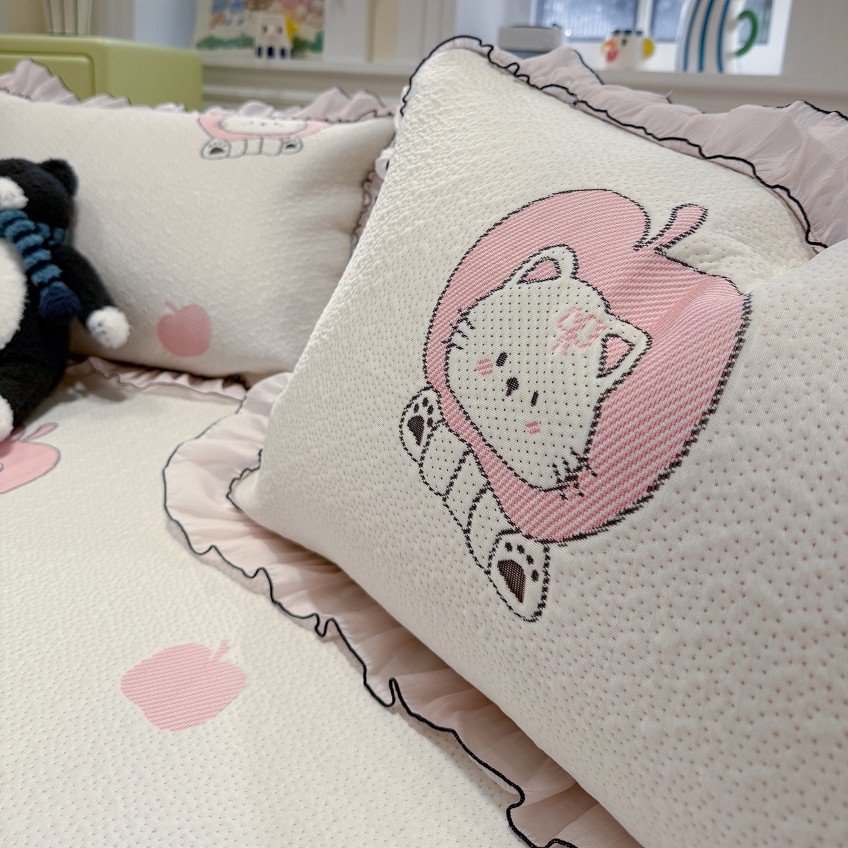 91家纺网 家纺一手货源 找家纺 雅居纺家纺 2026新款PE凉感卡通床裙床盖凉席韩版花边加厚三明治底PE凉感席 萌萌苹安果