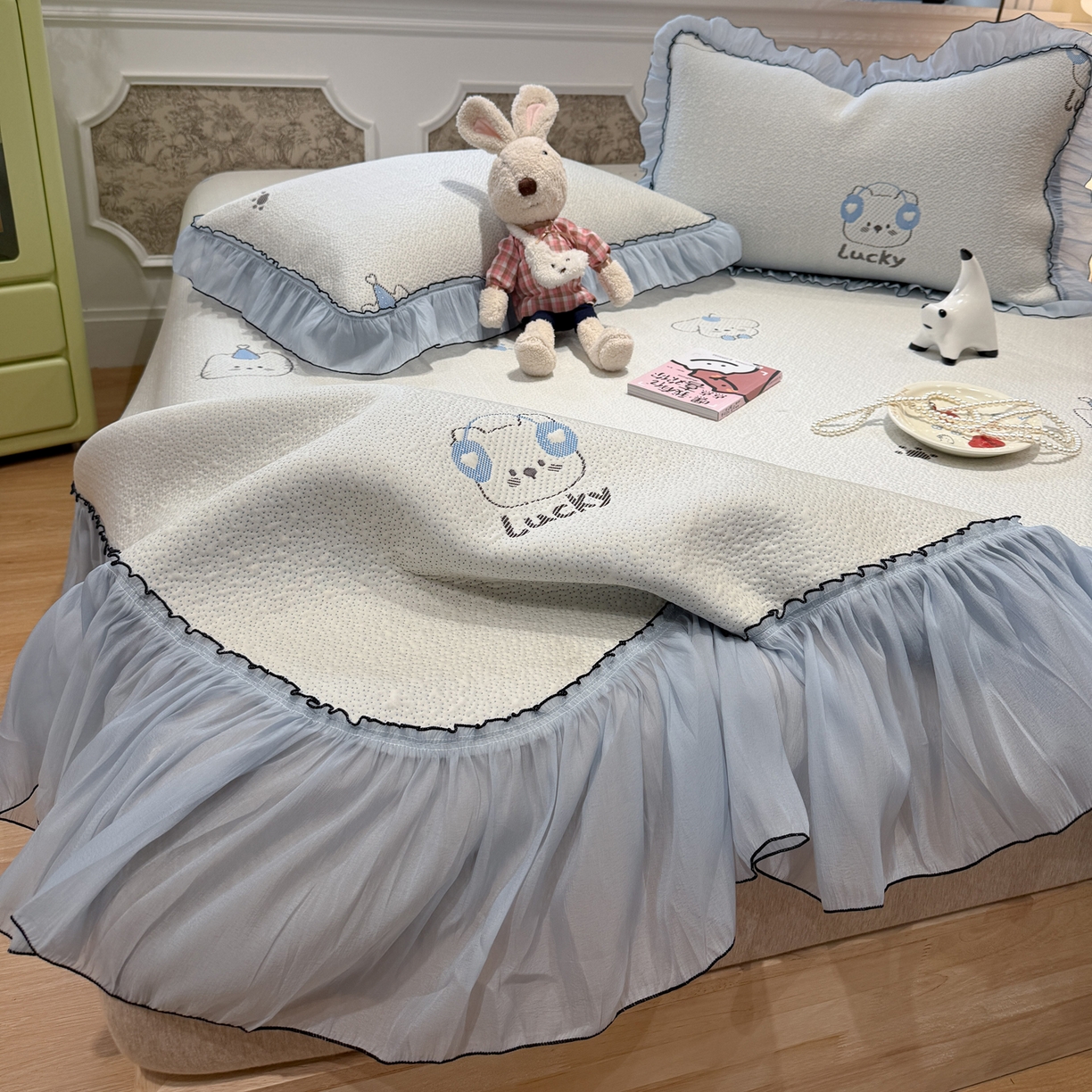 91家纺网 家纺一手货源 找家纺 雅居纺家纺 2026新款PE凉感卡通床裙床盖凉席韩版花边加厚三明治底PE凉感席 幸运酷熊