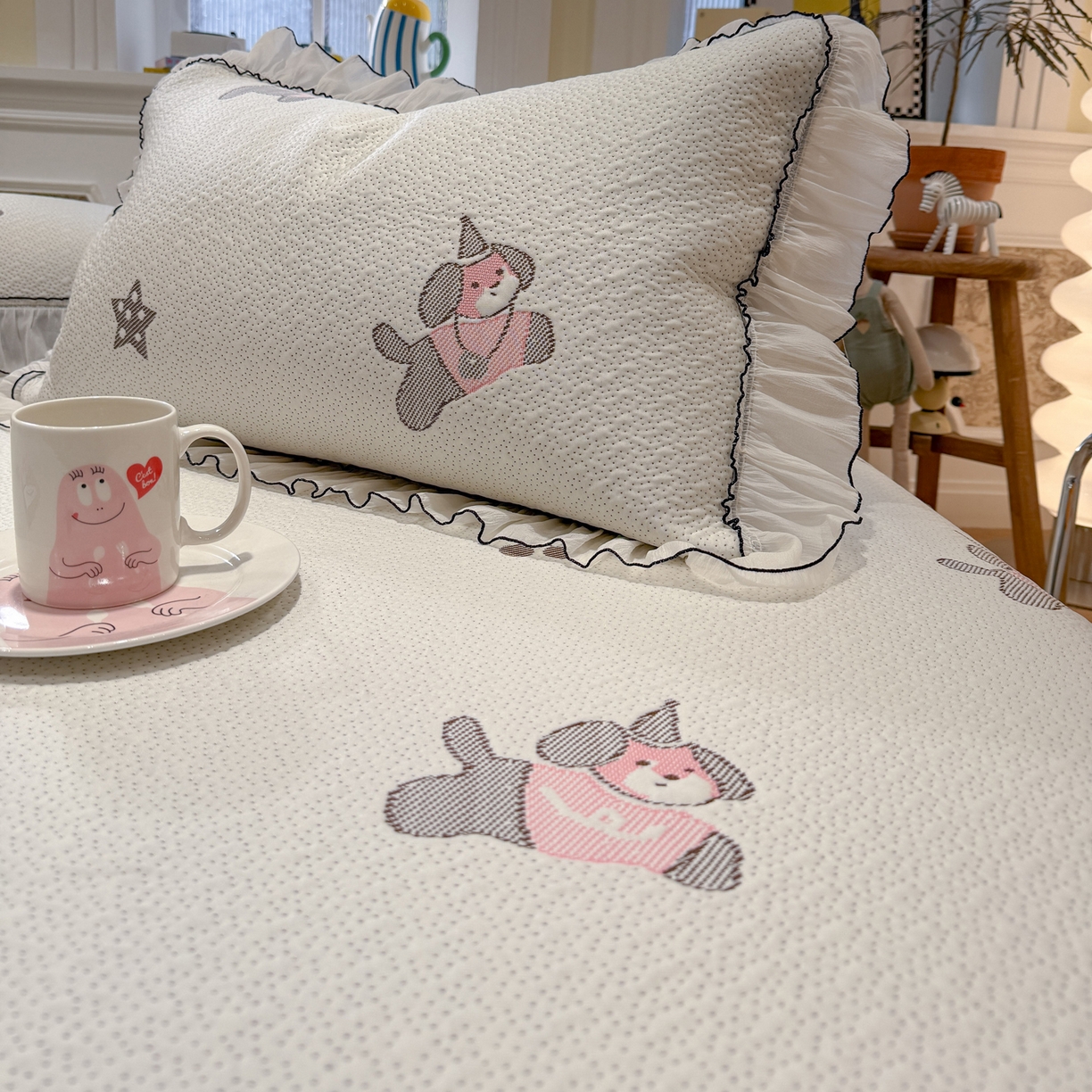 91家纺网 家纺一手货源 找家纺 雅居纺家纺 2026新款PE凉感卡通床裙床盖凉席韩版花边加厚三明治底PE凉感席 粉色星星腊肠狗