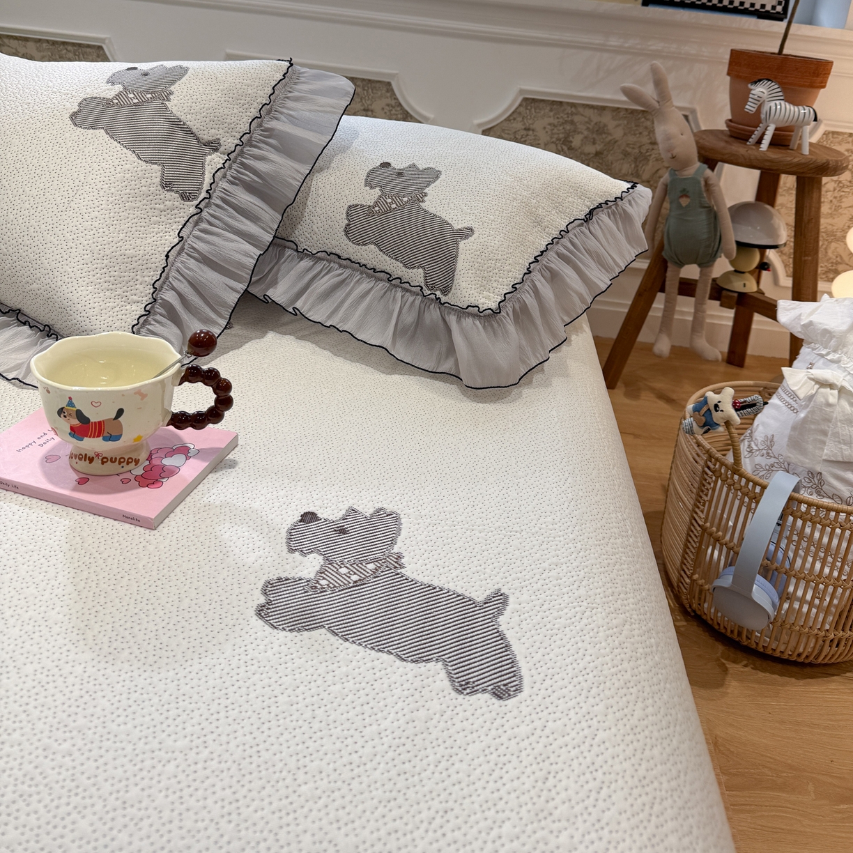 91家纺网 家纺一手货源 找家纺 雅居纺家纺 2026新款PE凉感卡通床裙床盖凉席韩版花边加厚三明治底PE凉感席 汪星人