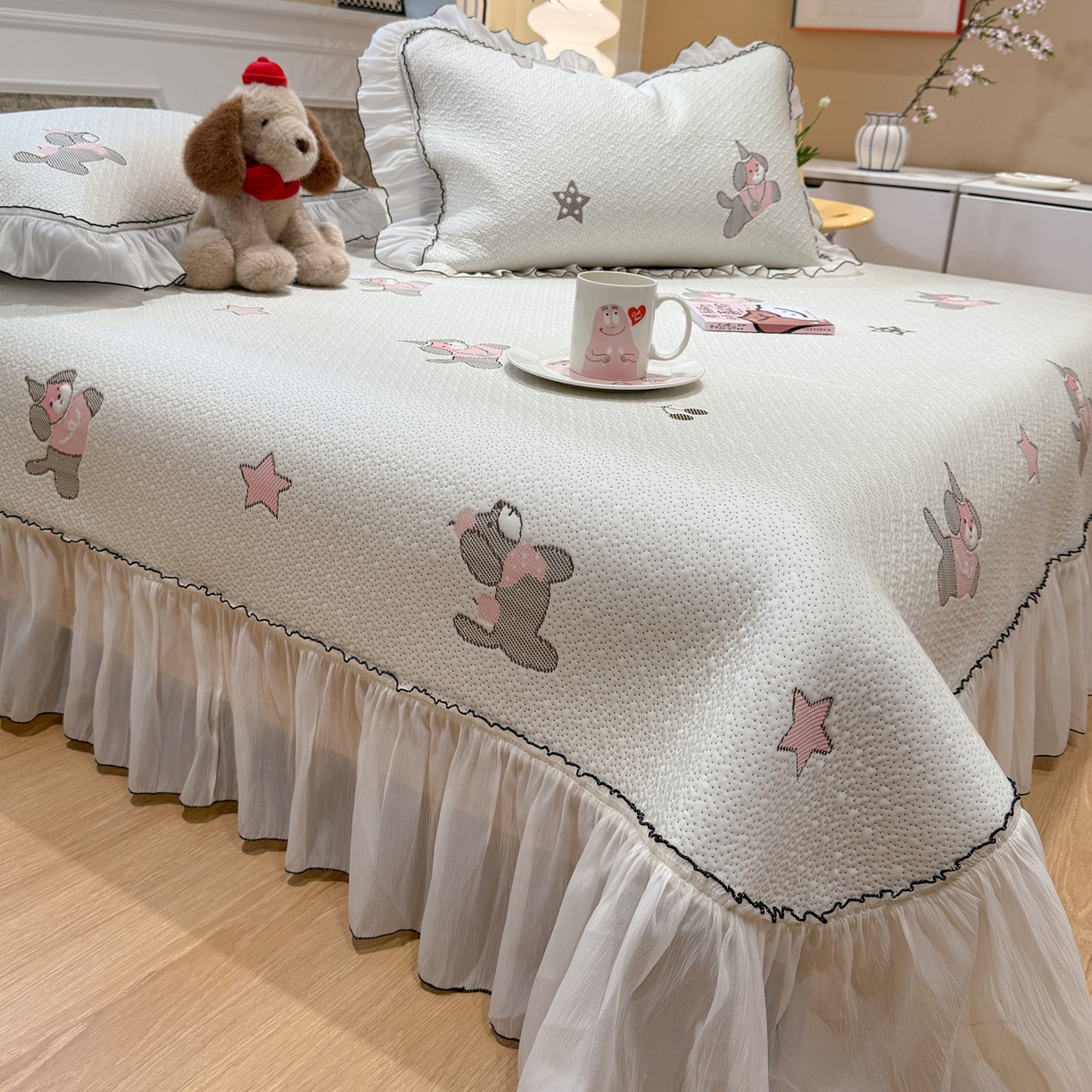 91家纺网 家纺一手货源 找家纺 雅居纺家纺 2026新款PE凉感卡通床裙床盖凉席韩版花边加厚三明治底PE凉感席 粉色星星腊肠狗