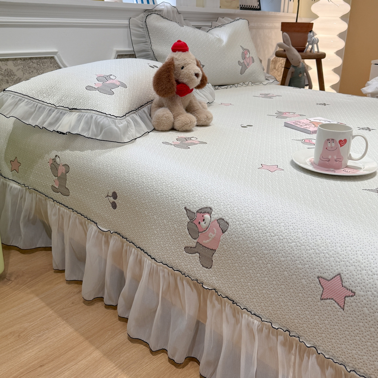 91家纺网 家纺一手货源 找家纺 雅居纺家纺 2026新款PE凉感卡通床裙床盖凉席韩版花边加厚三明治底PE凉感席 粉色星星腊肠狗