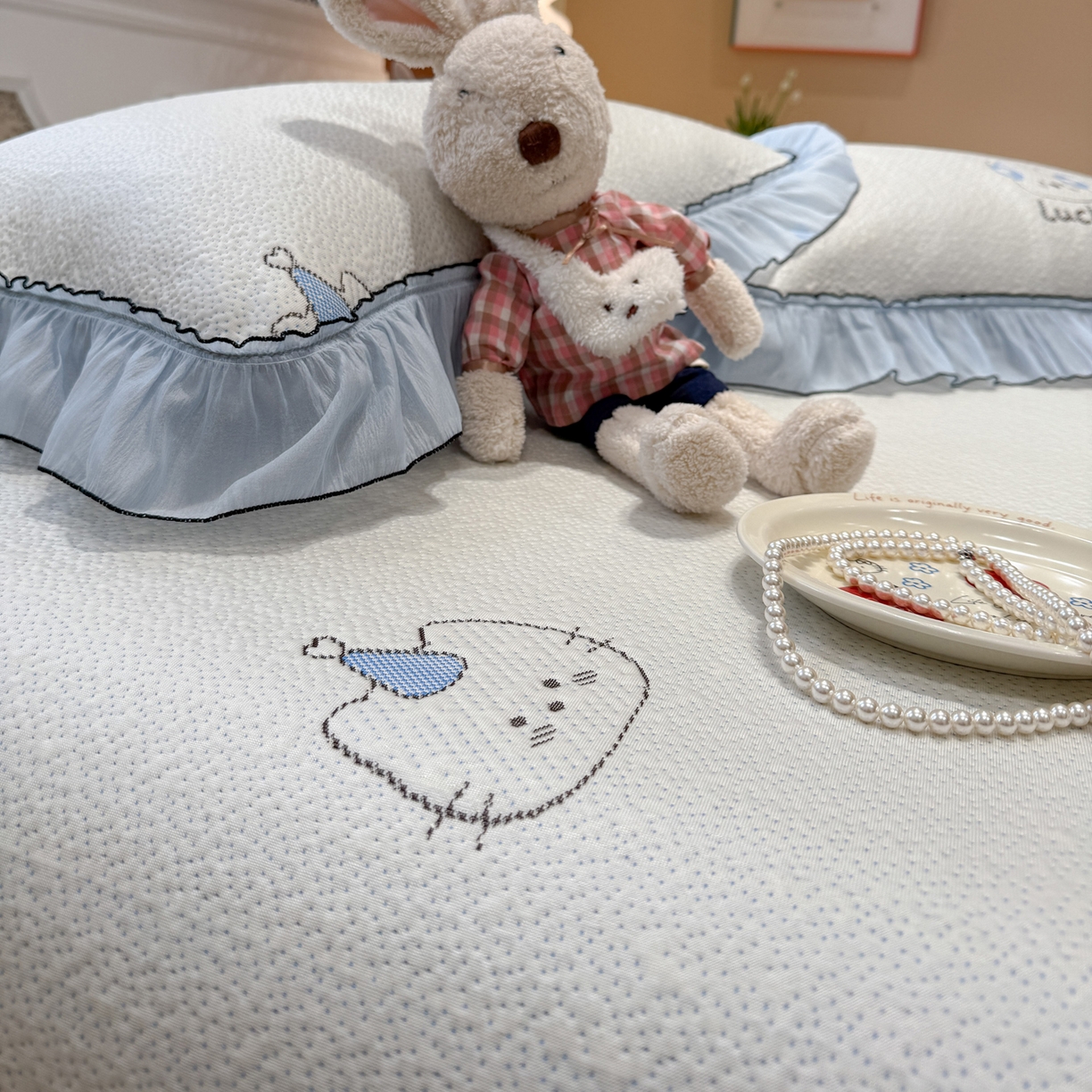 91家纺网 家纺一手货源 找家纺 雅居纺家纺 2026新款PE凉感卡通床裙床盖凉席韩版花边加厚三明治底PE凉感席 幸运酷熊