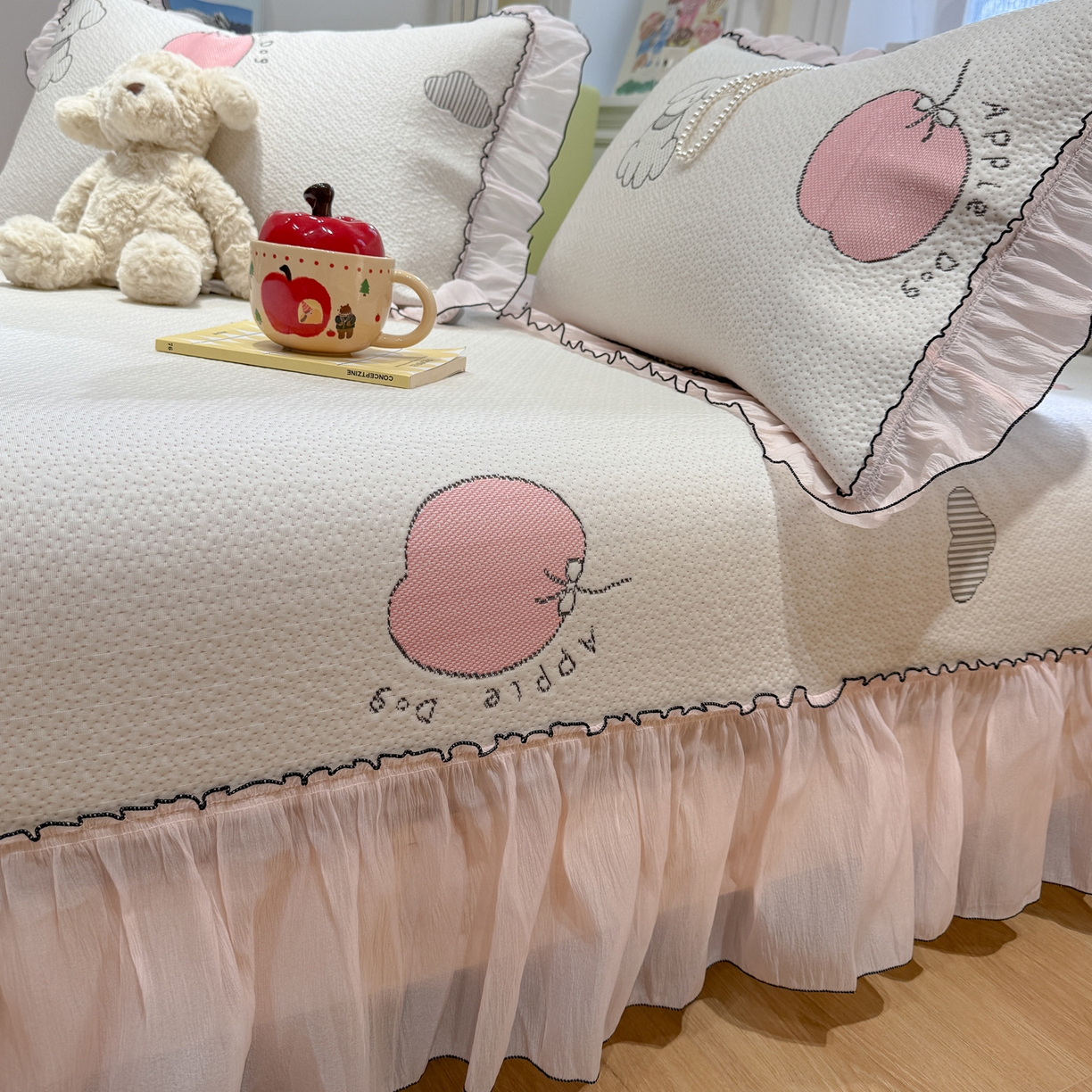 91家纺网 家纺一手货源 找家纺 雅居纺家纺 2026新款PE凉感卡通床裙床盖凉席韩版花边加厚三明治底PE凉感席 夏日苹果狗