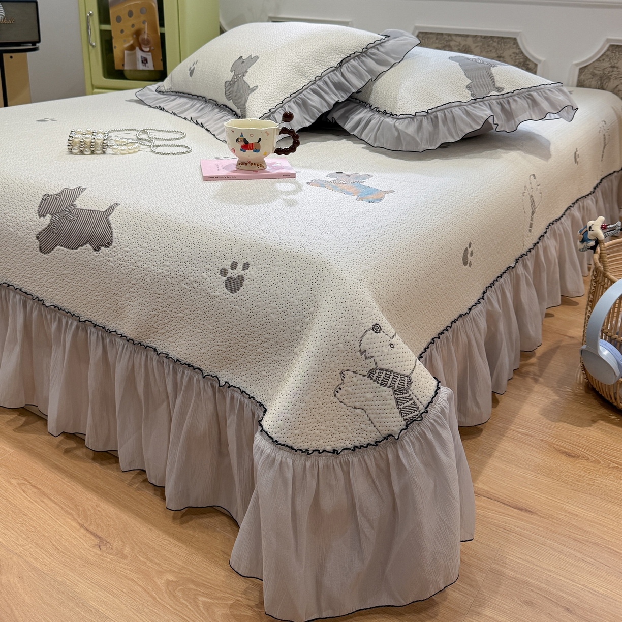 91家纺网 家纺一手货源 找家纺 雅居纺家纺 2026新款PE凉感卡通床裙床盖凉席韩版花边加厚三明治底PE凉感席 汪星人