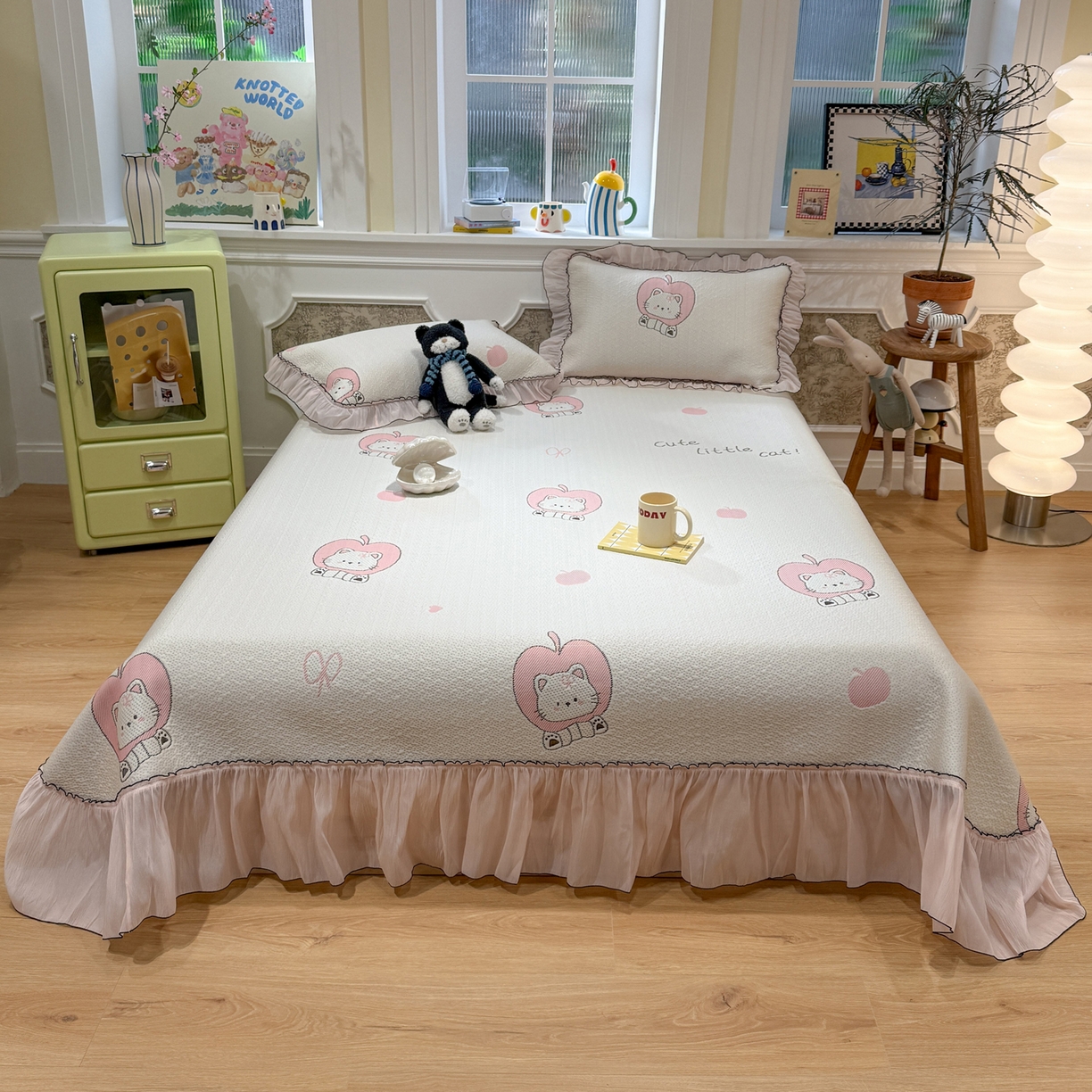 91家纺网 家纺一手货源 找家纺 雅居纺家纺 2026新款PE凉感卡通床裙床盖凉席韩版花边加厚三明治底PE凉感席 萌萌苹安果