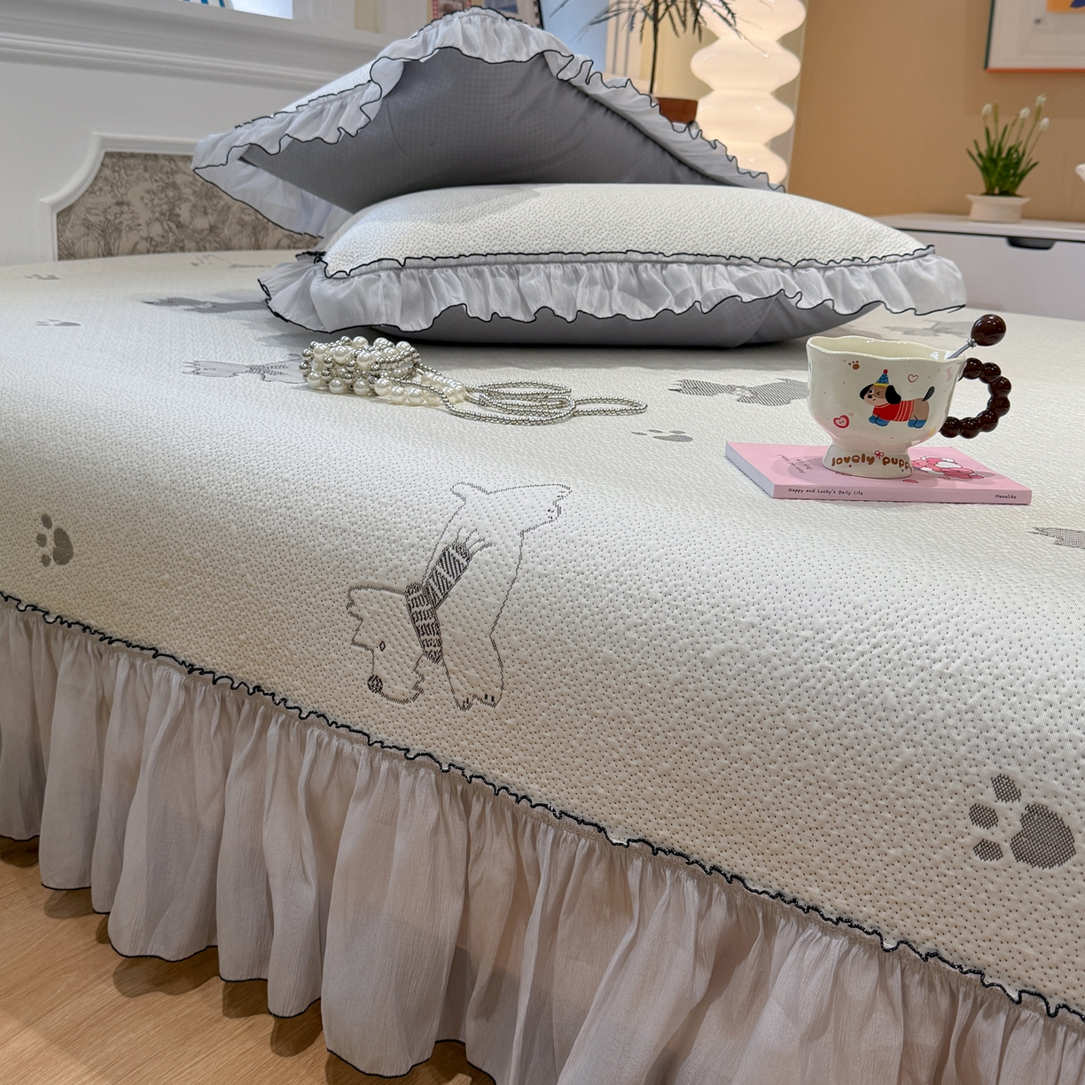 91家纺网 家纺一手货源 找家纺 雅居纺家纺 2026新款PE凉感卡通床裙床盖凉席韩版花边加厚三明治底PE凉感席 汪星人