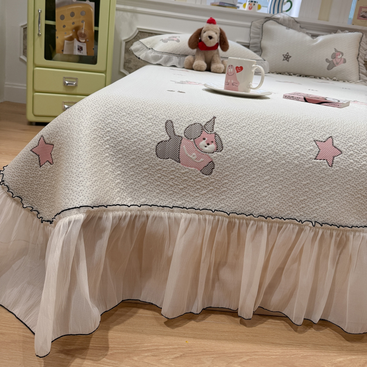 91家纺网 家纺一手货源 找家纺 雅居纺家纺 2026新款PE凉感卡通床裙床盖凉席韩版花边加厚三明治底PE凉感席 粉色星星腊肠狗