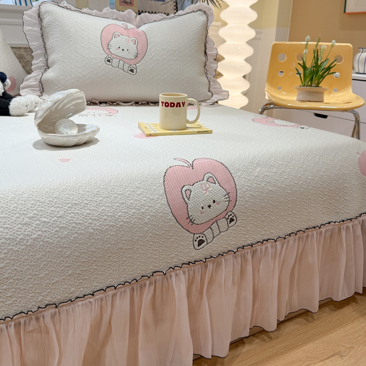 91家纺网 家纺一手货源 找家纺 雅居纺家纺 2026新款PE凉感卡通床裙床盖凉席韩版花边加厚三明治底PE凉感席 萌萌苹安果