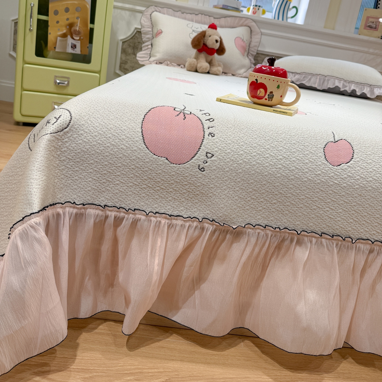 91家纺网 家纺一手货源 找家纺 雅居纺家纺 2026新款PE凉感卡通床裙床盖凉席韩版花边加厚三明治底PE凉感席 夏日苹果狗