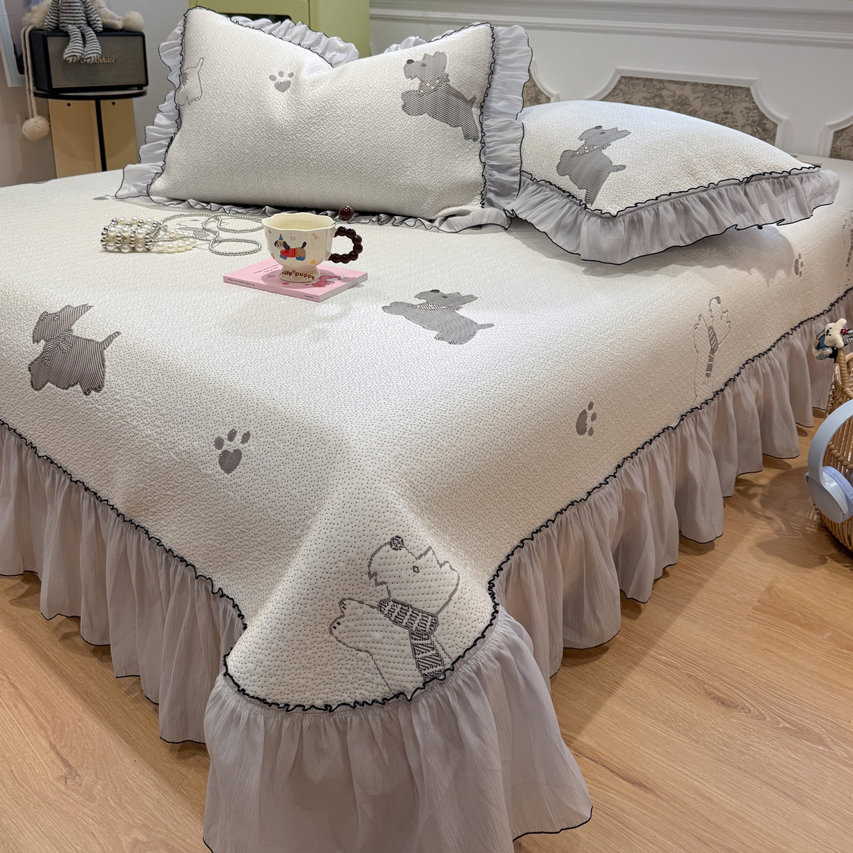 91家纺网 家纺一手货源 找家纺 雅居纺家纺 2026新款PE凉感卡通床裙床盖凉席韩版花边加厚三明治底PE凉感席 汪星人