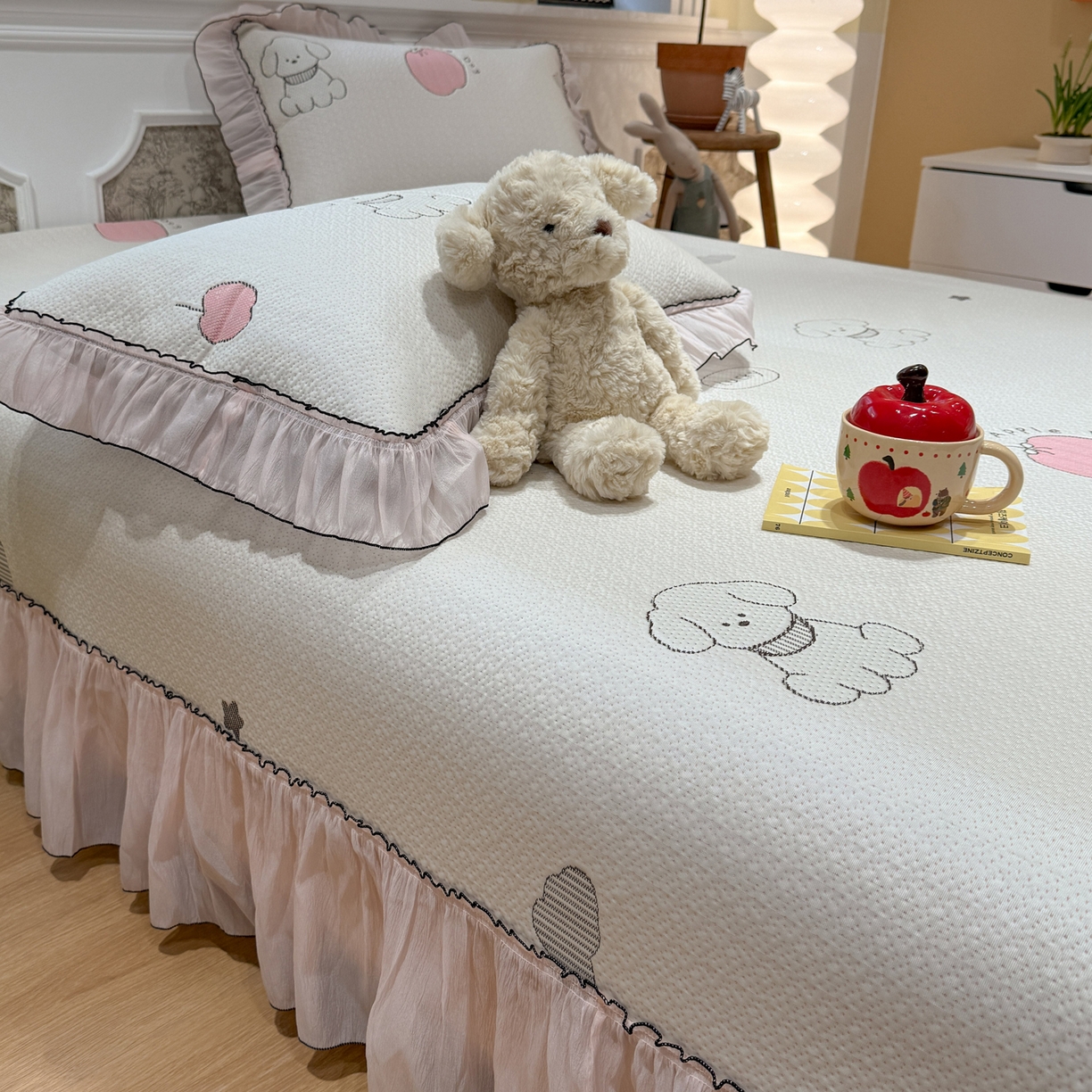 91家纺网 家纺一手货源 找家纺 雅居纺家纺 2026新款PE凉感卡通床裙床盖凉席韩版花边加厚三明治底PE凉感席 夏日苹果狗