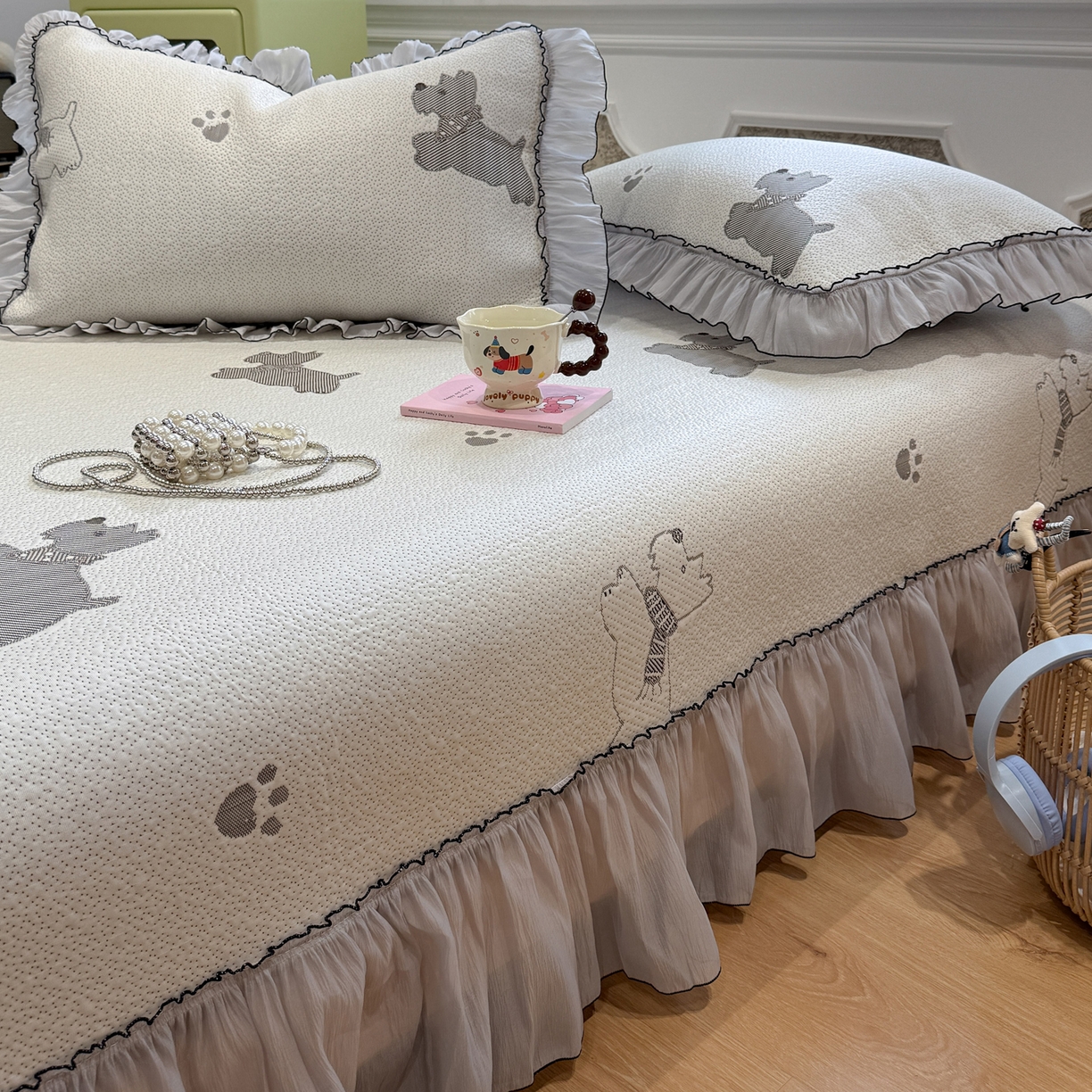 91家纺网 家纺一手货源 找家纺 雅居纺家纺 2026新款PE凉感卡通床裙床盖凉席韩版花边加厚三明治底PE凉感席 汪星人