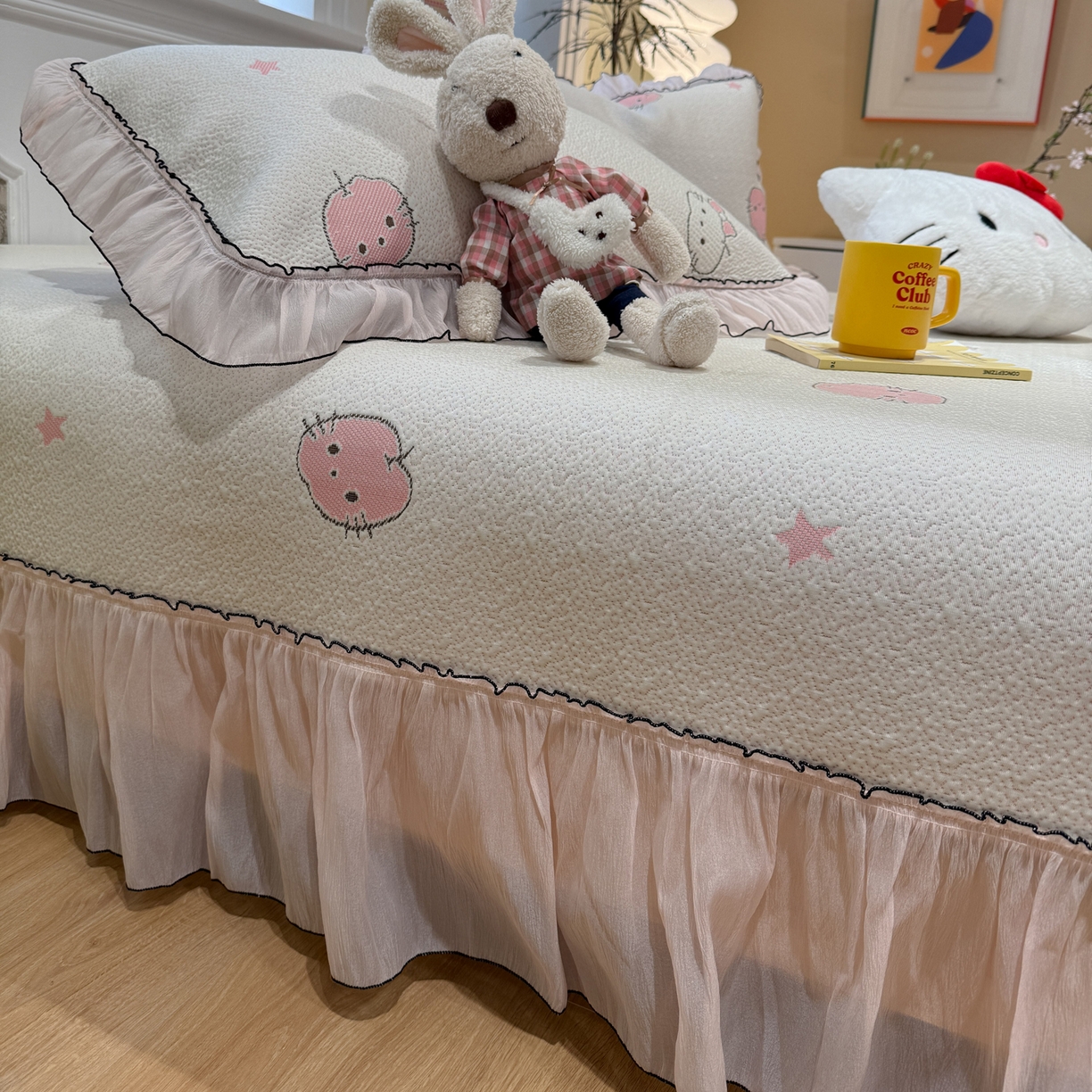 91家纺网 家纺一手货源 找家纺 雅居纺家纺 2026新款PE凉感卡通床裙床盖凉席韩版花边加厚三明治底PE凉感席 粉色猫咪家族