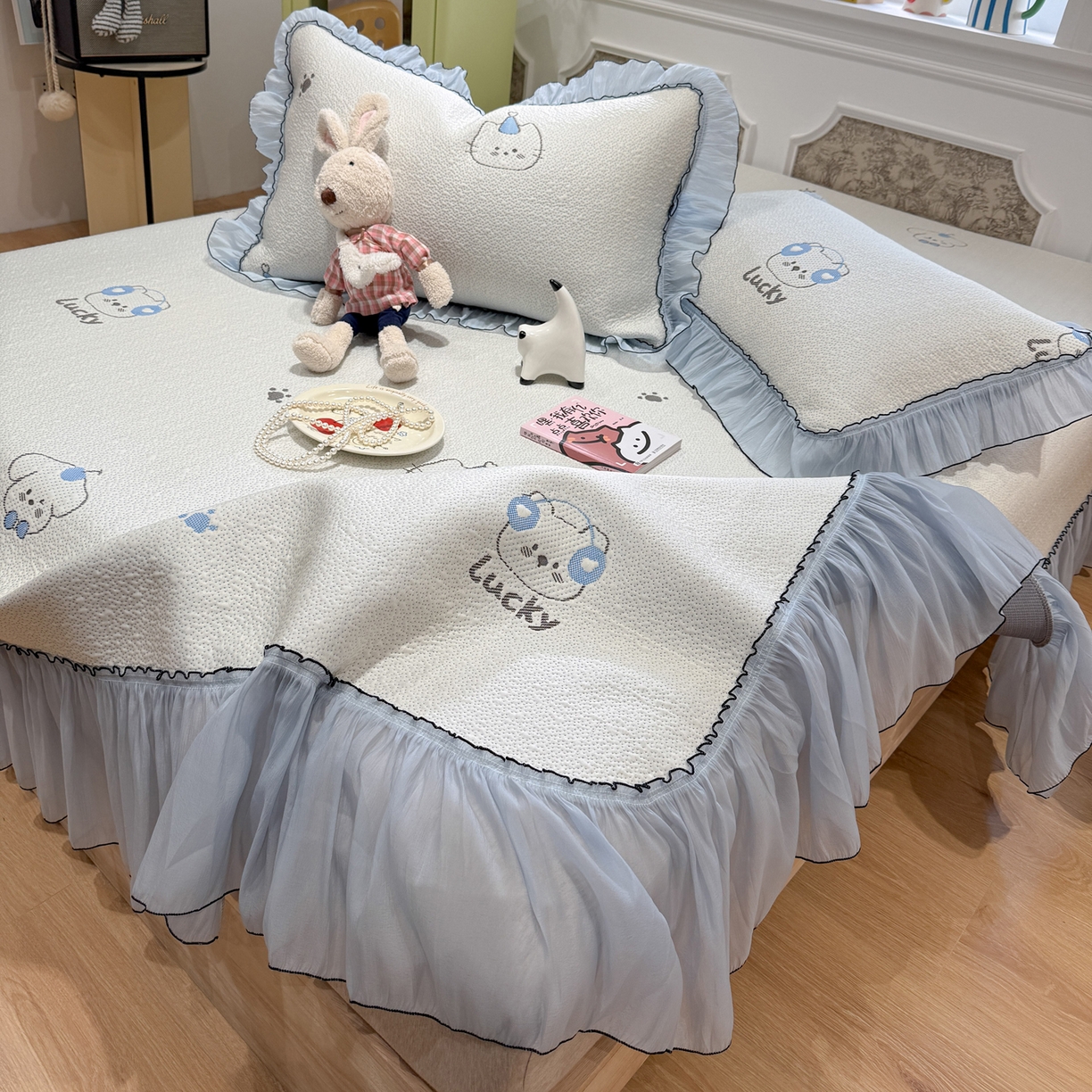 91家纺网 家纺一手货源 找家纺 雅居纺家纺 2026新款PE凉感卡通床裙床盖凉席韩版花边加厚三明治底PE凉感席 幸运酷熊