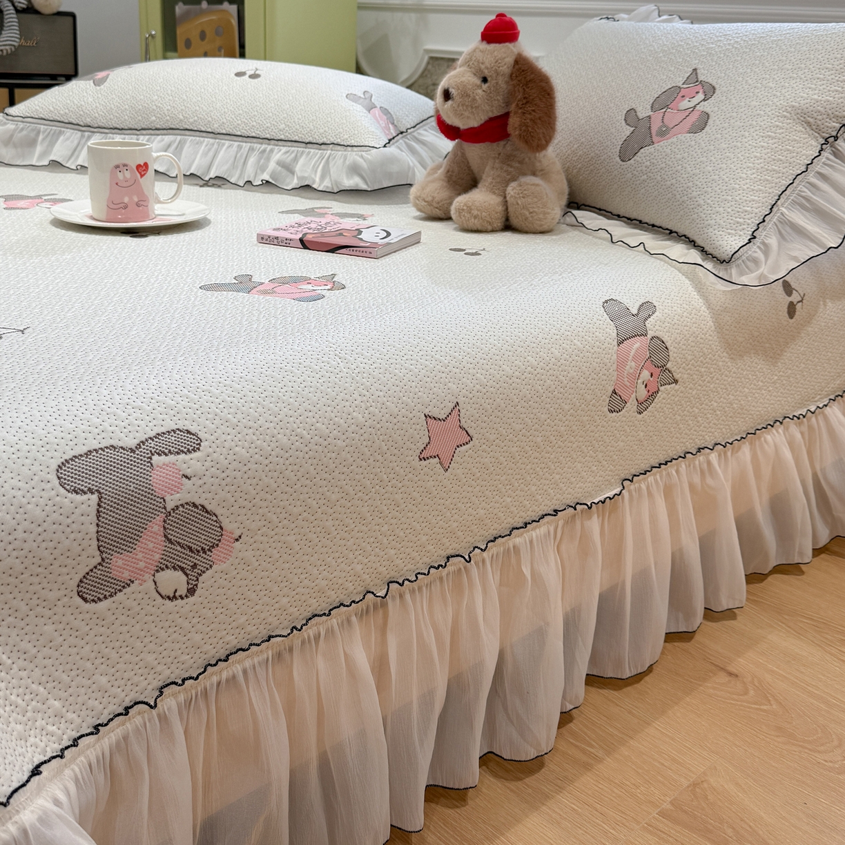 91家纺网 家纺一手货源 找家纺 雅居纺家纺 2026新款PE凉感卡通床裙床盖凉席韩版花边加厚三明治底PE凉感席 粉色星星腊肠狗