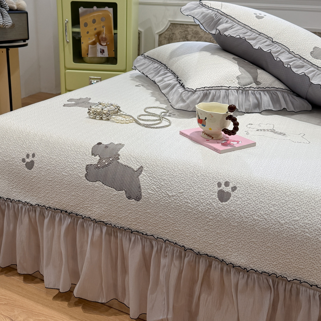 91家纺网 家纺一手货源 找家纺 雅居纺家纺 2026新款PE凉感卡通床裙床盖凉席韩版花边加厚三明治底PE凉感席 汪星人