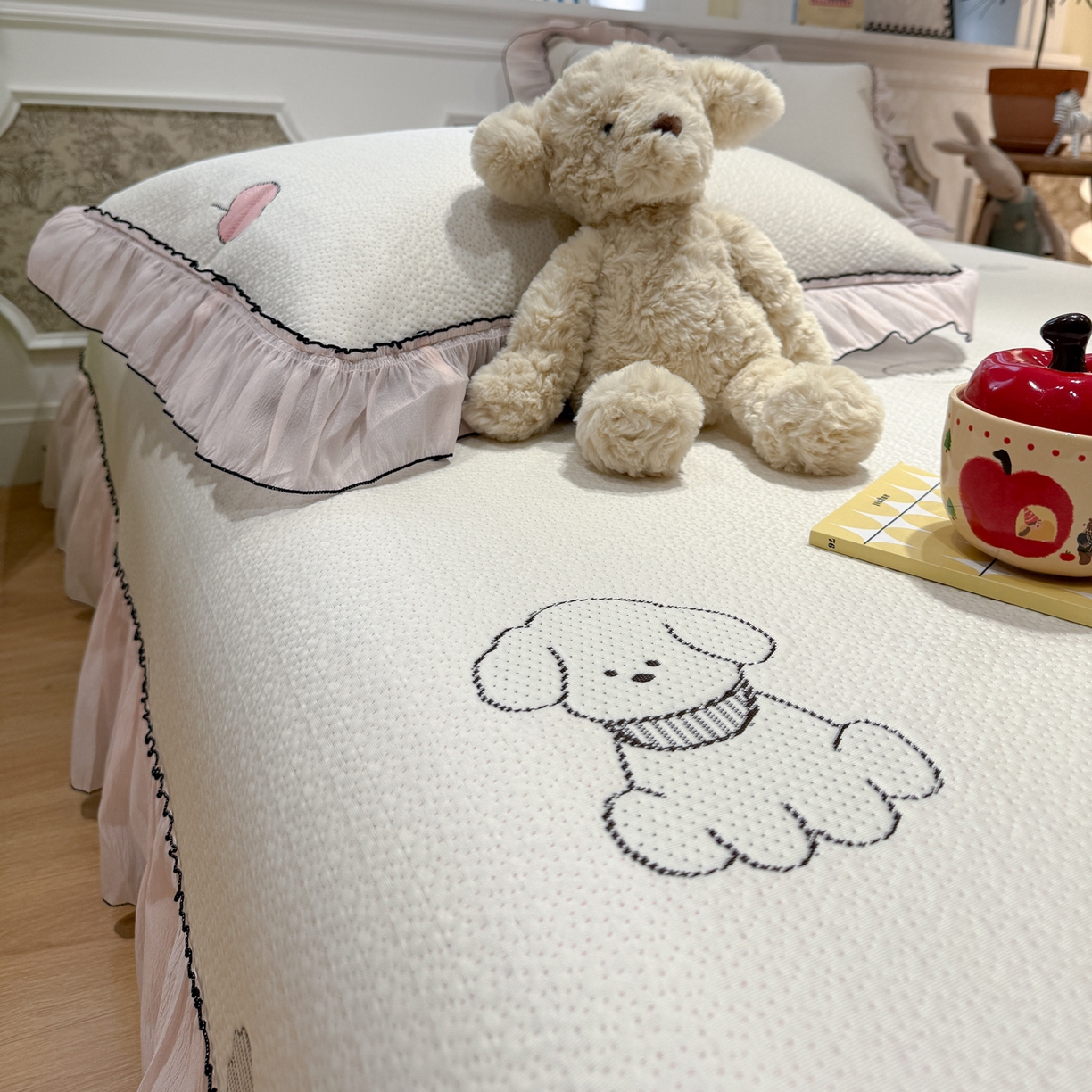 91家纺网 家纺一手货源 找家纺 雅居纺家纺 2026新款PE凉感卡通床裙床盖凉席韩版花边加厚三明治底PE凉感席 夏日苹果狗