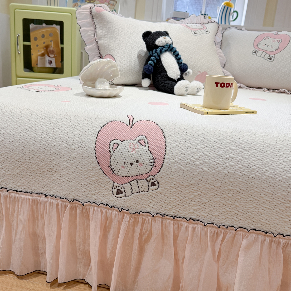 91家纺网 家纺一手货源 找家纺 雅居纺家纺 2026新款PE凉感卡通床裙床盖凉席韩版花边加厚三明治底PE凉感席 萌萌苹安果