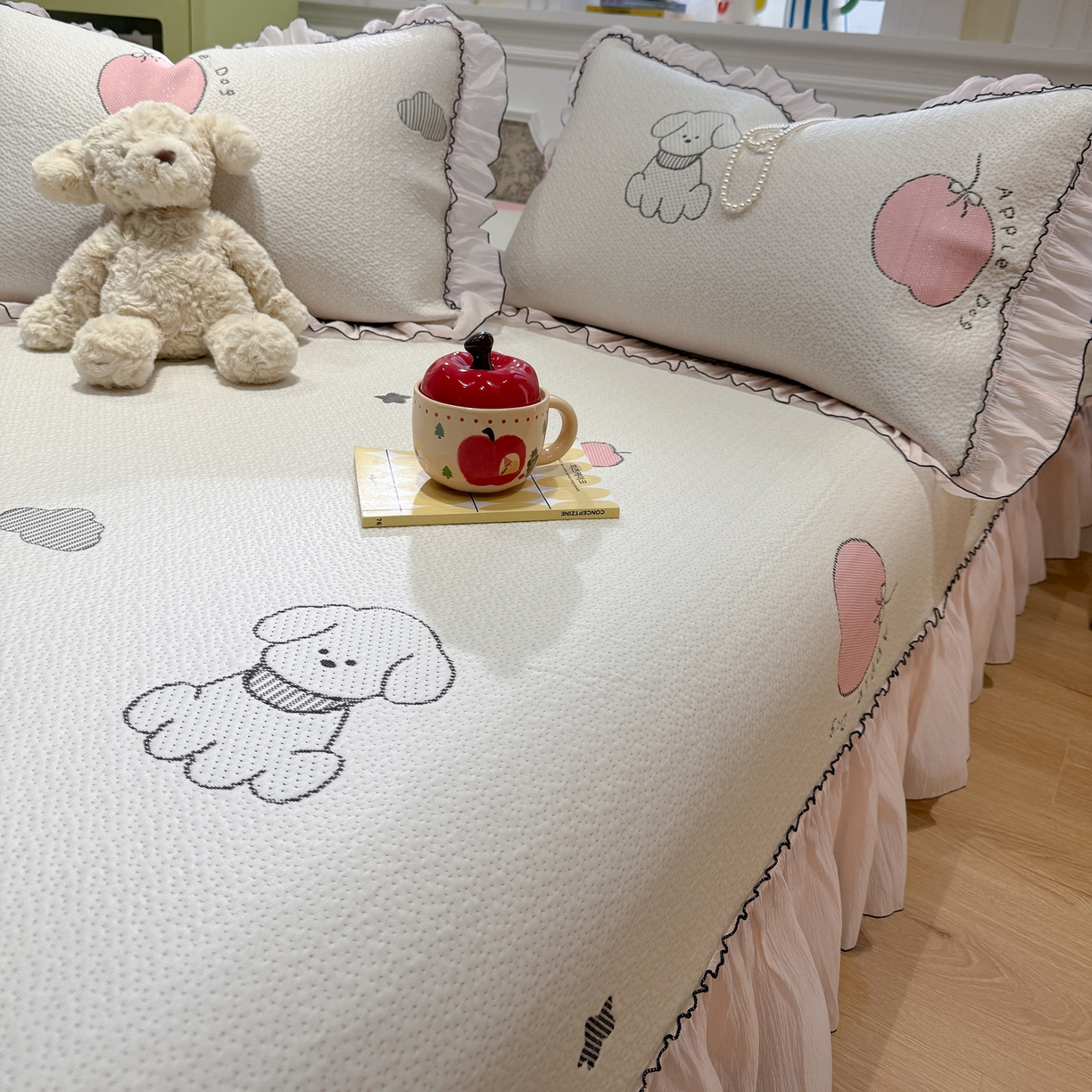 91家纺网 家纺一手货源 找家纺 雅居纺家纺 2026新款PE凉感卡通床裙床盖凉席韩版花边加厚三明治底PE凉感席 夏日苹果狗