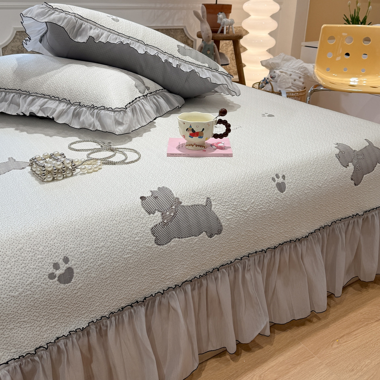 91家纺网 家纺一手货源 找家纺 雅居纺家纺 2026新款PE凉感卡通床裙床盖凉席韩版花边加厚三明治底PE凉感席 汪星人