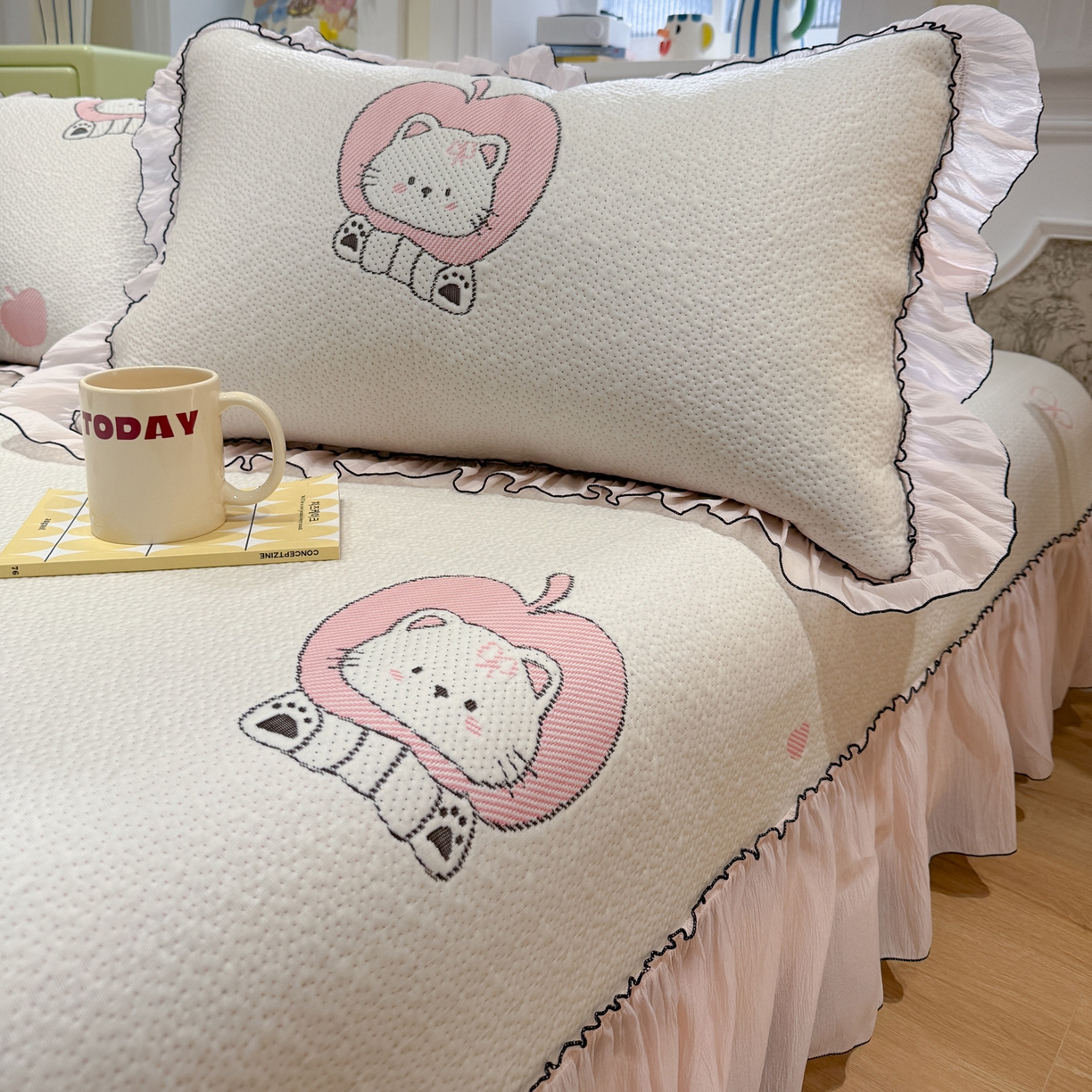 91家纺网 家纺一手货源 找家纺 雅居纺家纺 2026新款PE凉感卡通床裙床盖凉席韩版花边加厚三明治底PE凉感席 萌萌苹安果