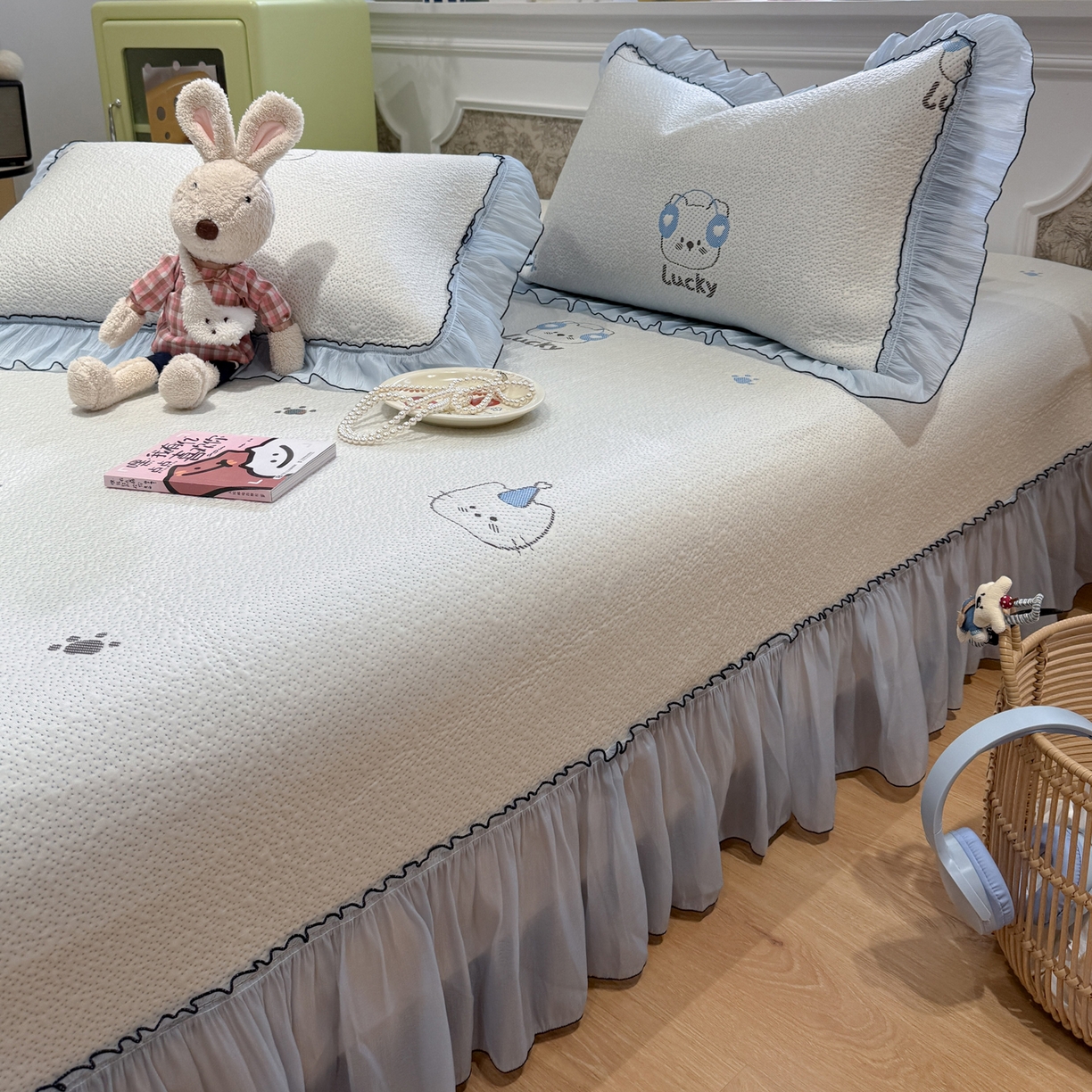 91家纺网 家纺一手货源 找家纺 雅居纺家纺 2026新款PE凉感卡通床裙床盖凉席韩版花边加厚三明治底PE凉感席 幸运酷熊