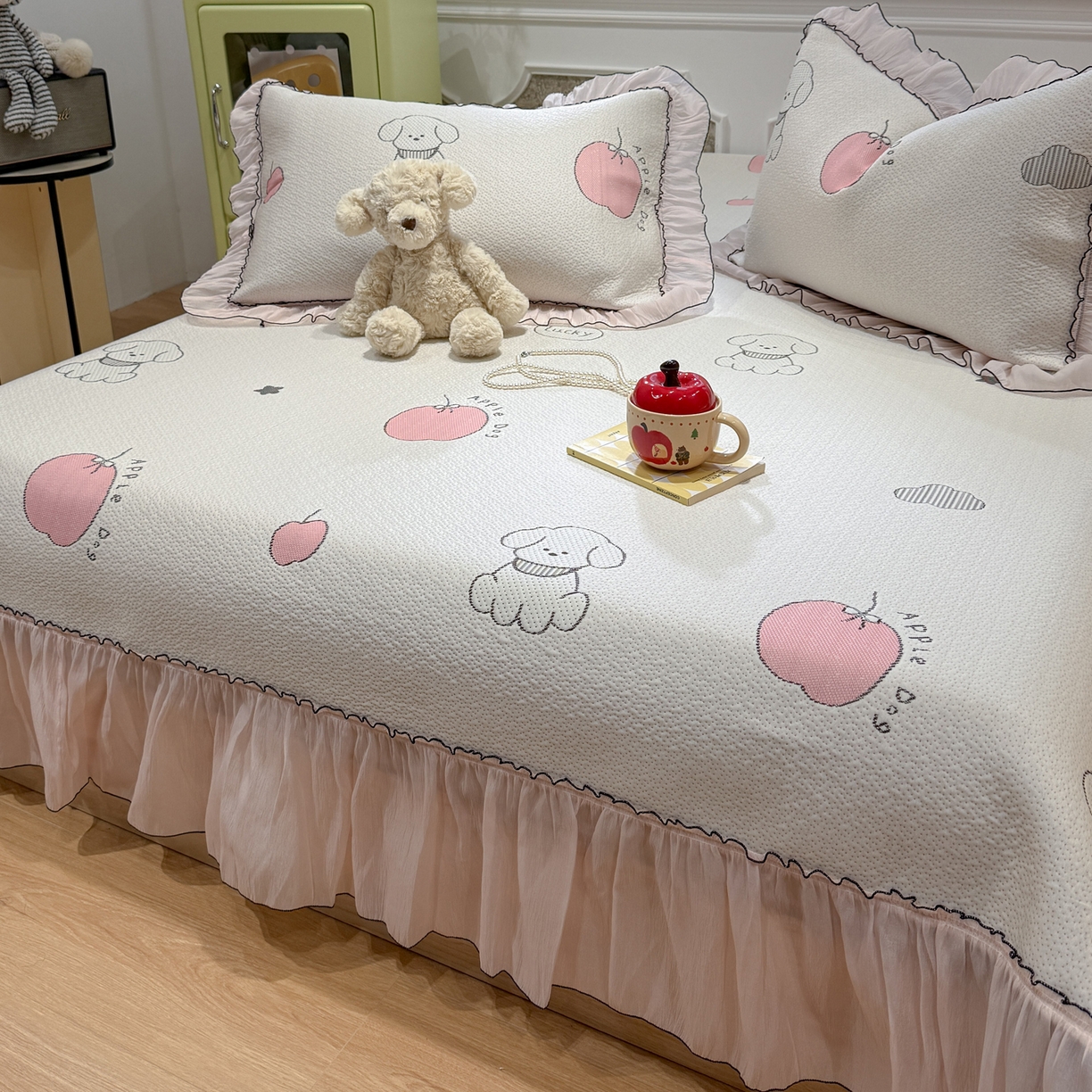 91家纺网 家纺一手货源 找家纺 雅居纺家纺 2026新款PE凉感卡通床裙床盖凉席韩版花边加厚三明治底PE凉感席 夏日苹果狗