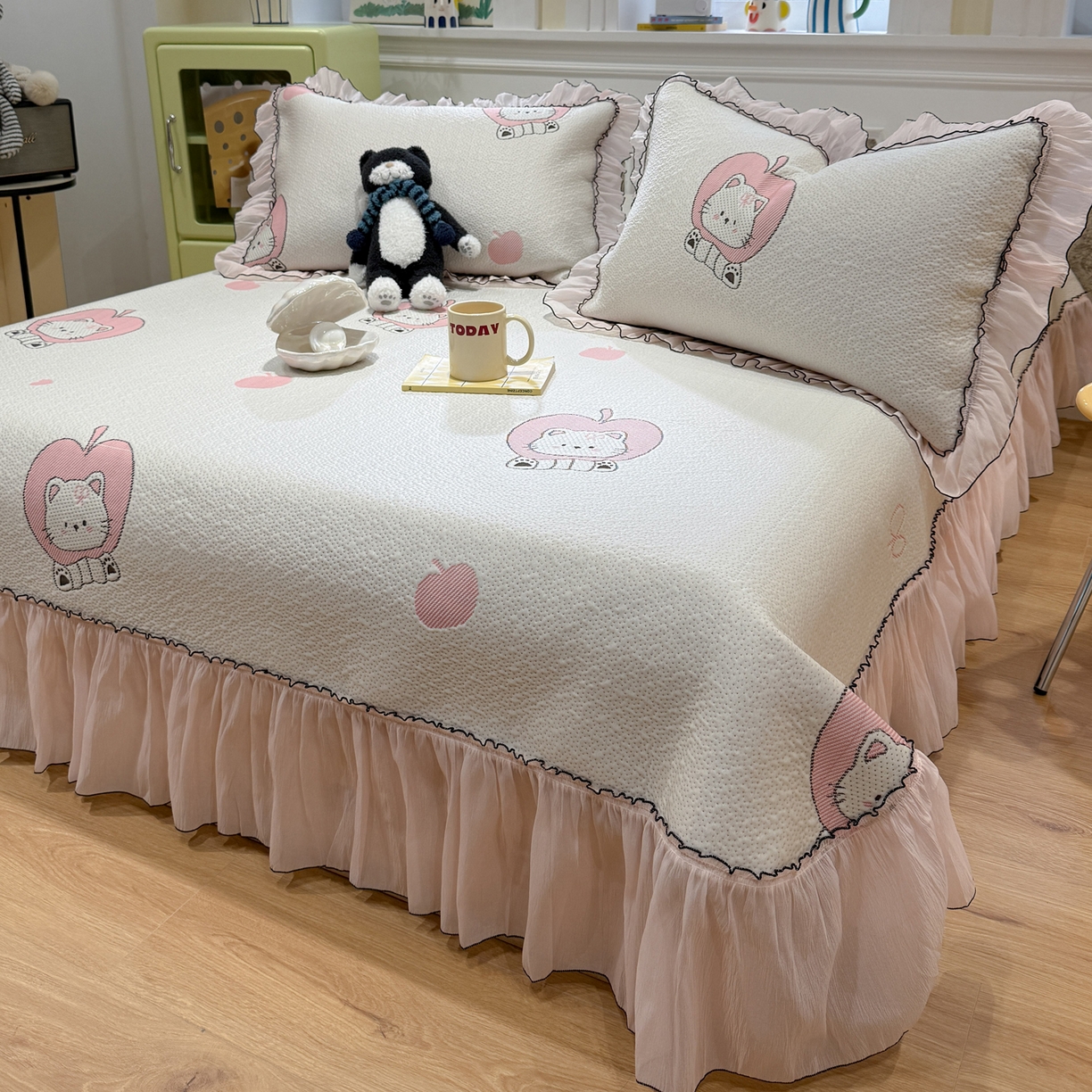 91家纺网 家纺一手货源 找家纺 雅居纺家纺 2026新款PE凉感卡通床裙床盖凉席韩版花边加厚三明治底PE凉感席 萌萌苹安果