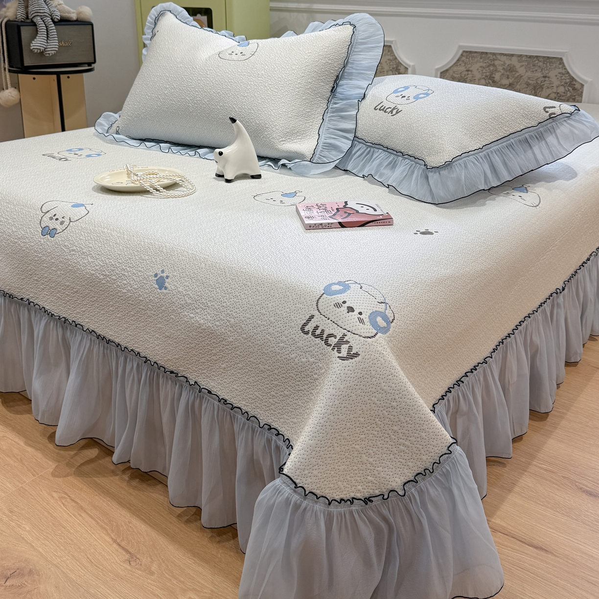 91家纺网 家纺一手货源 找家纺 雅居纺家纺 2026新款PE凉感卡通床裙床盖凉席韩版花边加厚三明治底PE凉感席 幸运酷熊