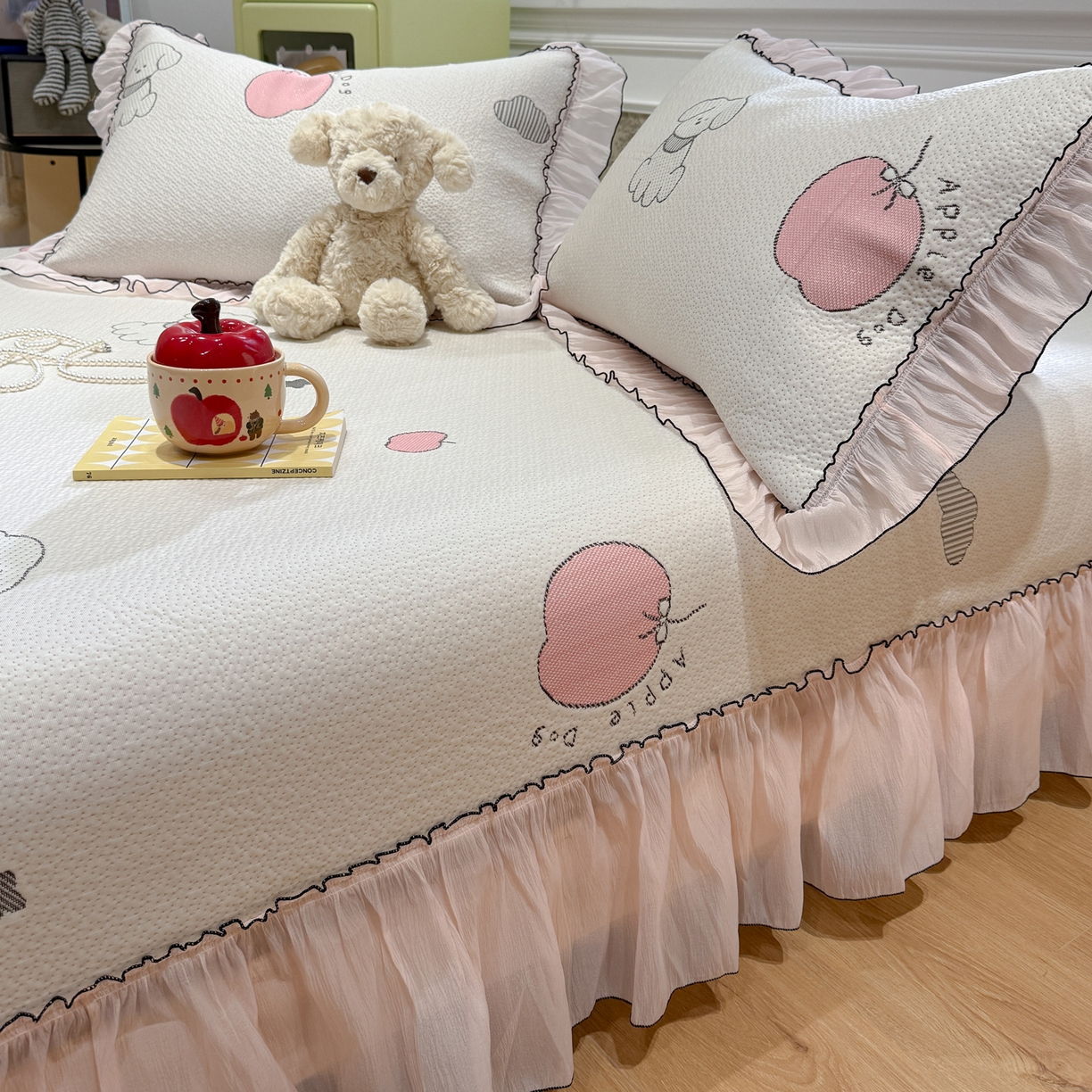 91家纺网 家纺一手货源 找家纺 雅居纺家纺 2026新款PE凉感卡通床裙床盖凉席韩版花边加厚三明治底PE凉感席 夏日苹果狗