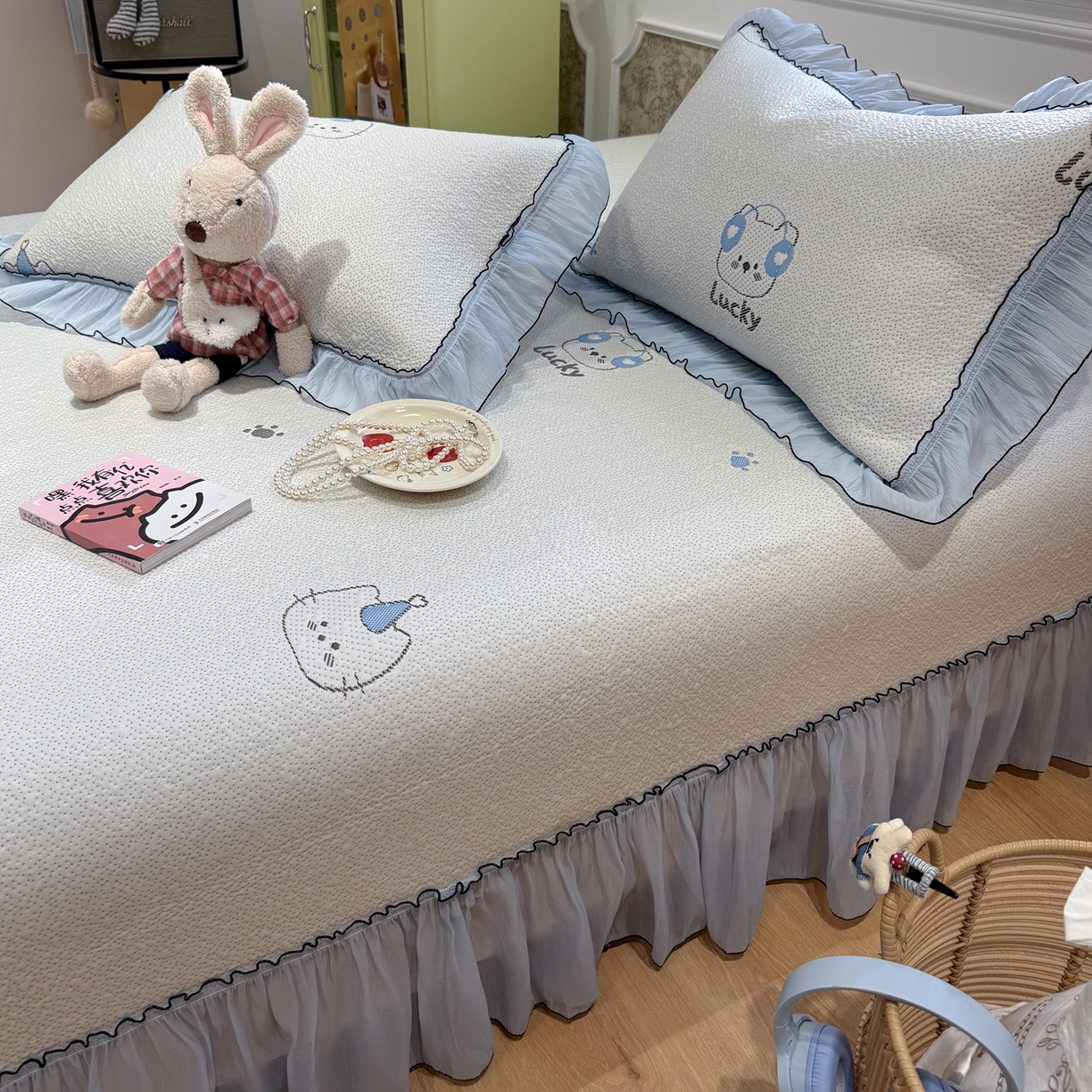 91家纺网 家纺一手货源 找家纺 雅居纺家纺 2026新款PE凉感卡通床裙床盖凉席韩版花边加厚三明治底PE凉感席 幸运酷熊