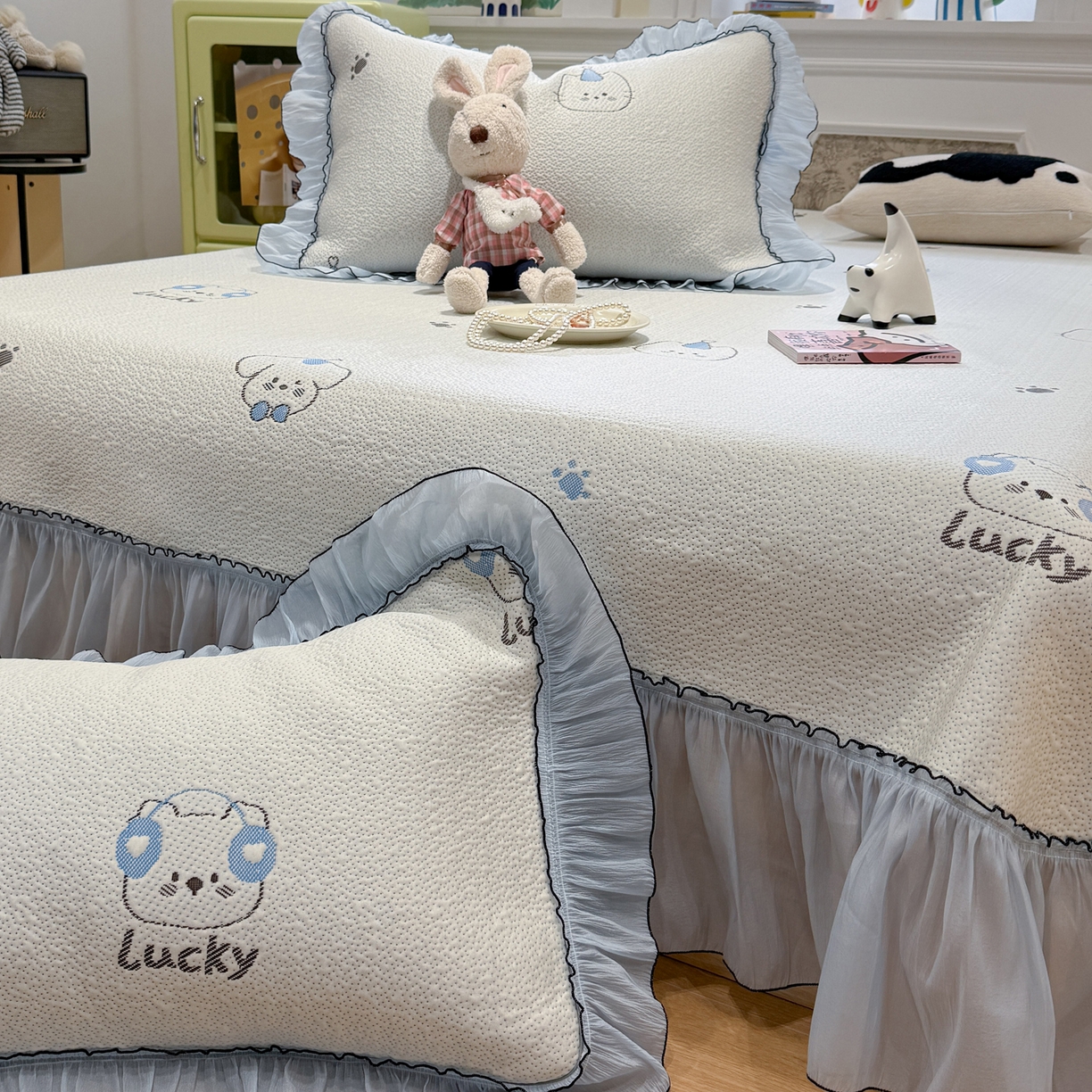 91家纺网 家纺一手货源 找家纺 雅居纺家纺 2026新款PE凉感卡通床裙床盖凉席韩版花边加厚三明治底PE凉感席 幸运酷熊