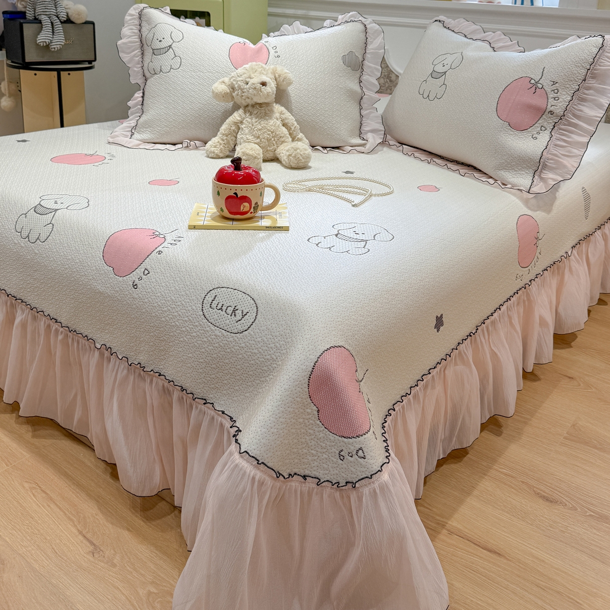 91家纺网 家纺一手货源 找家纺 雅居纺家纺 2026新款PE凉感卡通床裙床盖凉席韩版花边加厚三明治底PE凉感席 夏日苹果狗