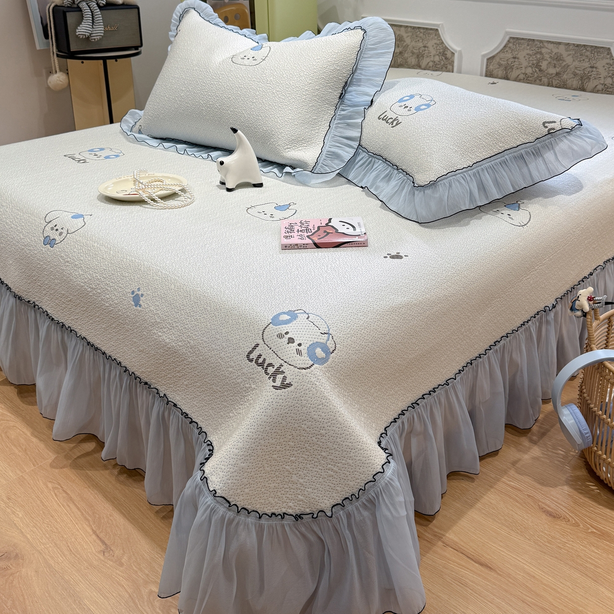 91家纺网 家纺一手货源 找家纺 雅居纺家纺 2026新款PE凉感卡通床裙床盖凉席韩版花边加厚三明治底PE凉感席 幸运酷熊